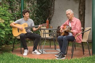 Cantando juntos en el jardín. “Francisco supo aprovechar la posibilidad que tuvo de crecer en un ámbito propicio para las cosas que le gustan, porque cuando uno hace lo que le gusta, tiene más chances de ser feliz”, explica el abuelo.
