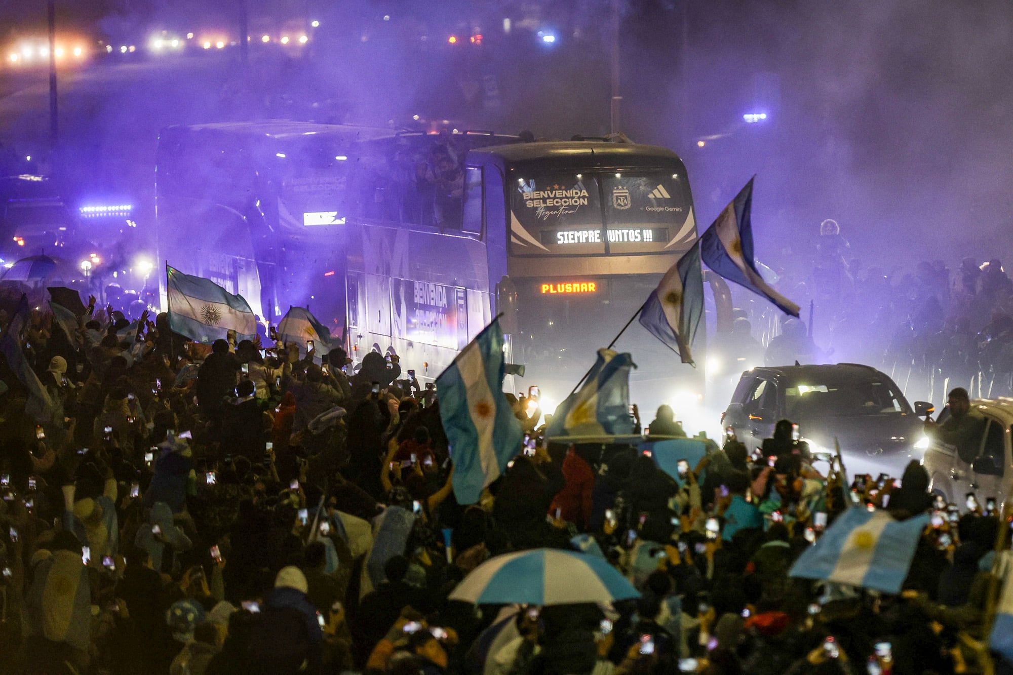 El sentimiento no se termina: los hinchas registran con los celulares el paso del micro descapotable que traslada a la selección al predio de la AFA
