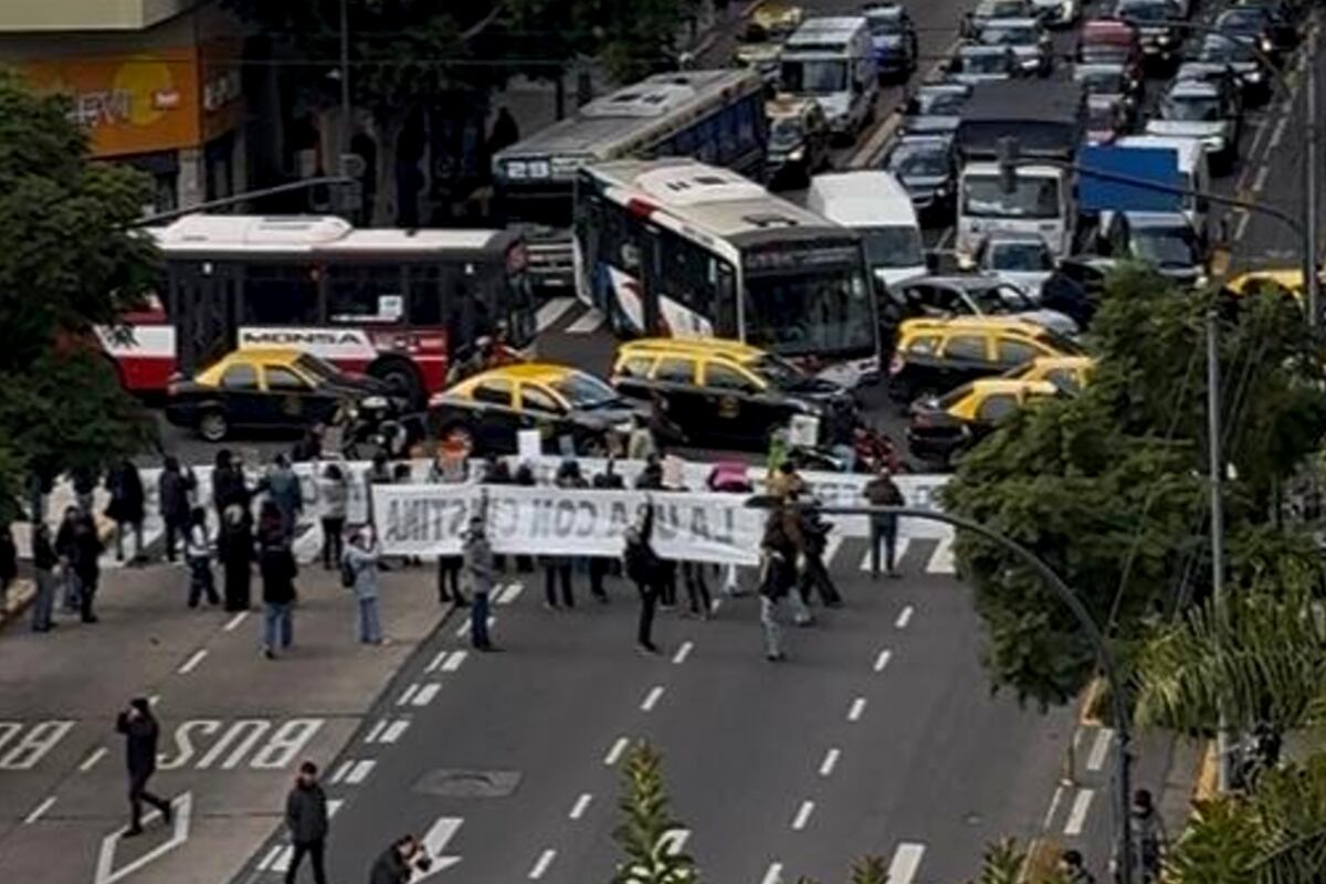 Estudiantes de la UBA cortaron avenida Córdoba en apoyo a Cristina Kirchner por la condena de Vialidad