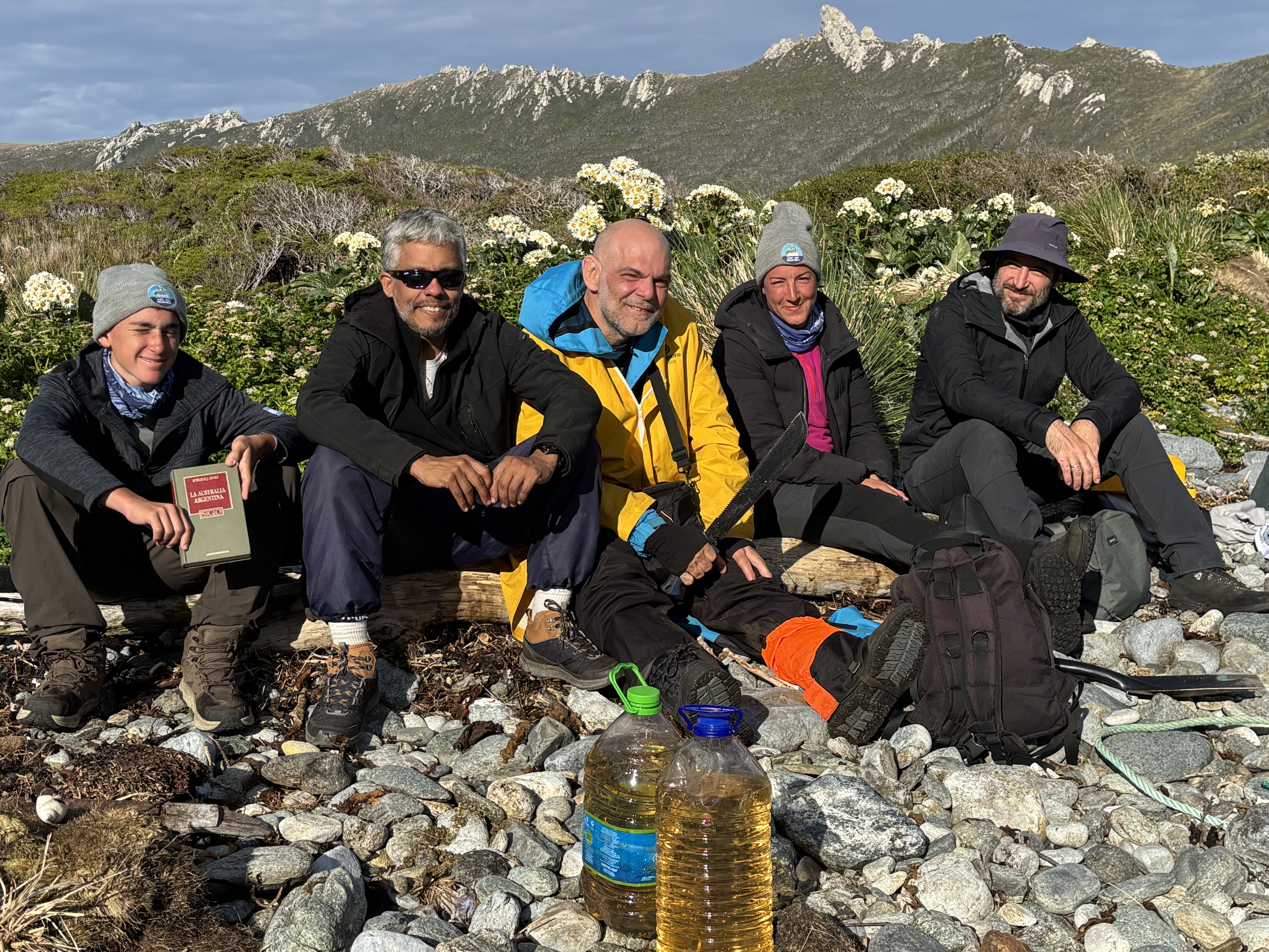 El grupo de arqueólogos en Bahía Vancouver, luego de encontrar el refugio de loberos