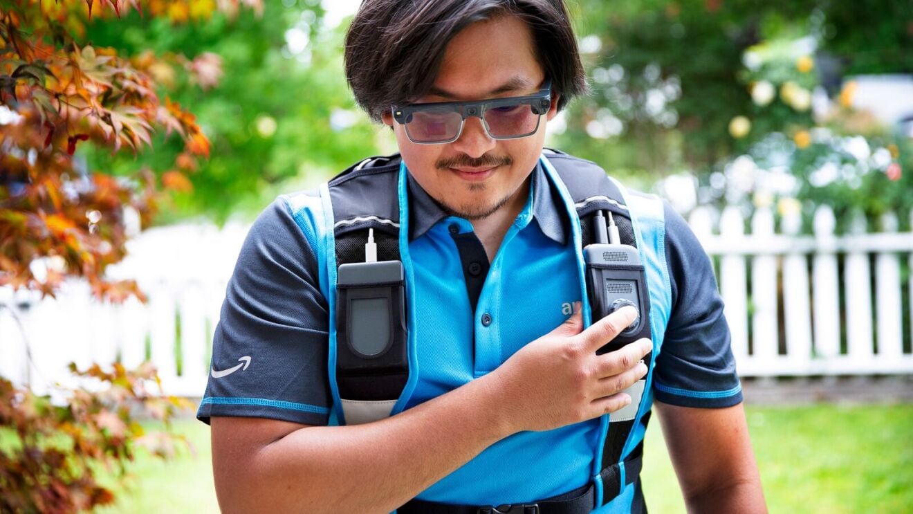 Amazon creó unos anteojos con pantalla incorporada que permiten acelerar la entrega de paquetes; muestran en detalle dónde dejar la entrega, permiten tomar una foto del lugar y más