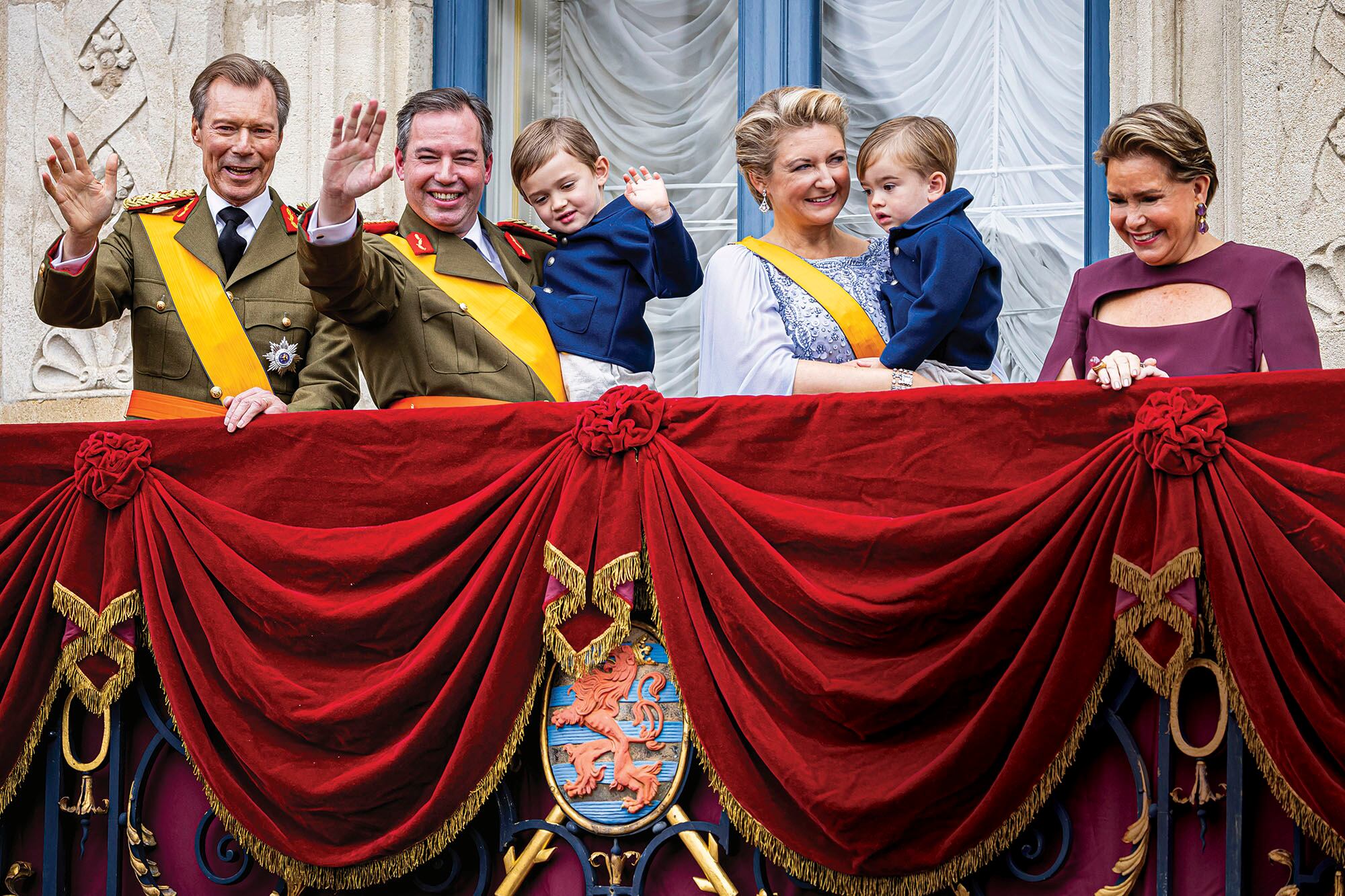 Emoción y felicidad para tres generaciones en el balcón del Palacio Ducal: los Grandes Duques salientes junto a los nuevos soberanos y sus pequeños hijos