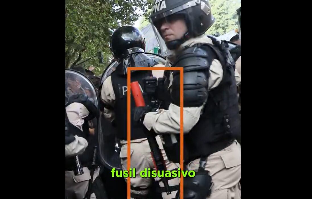 Uno de los agentes que portó el fusil durante la manifestación del 12 de marzo