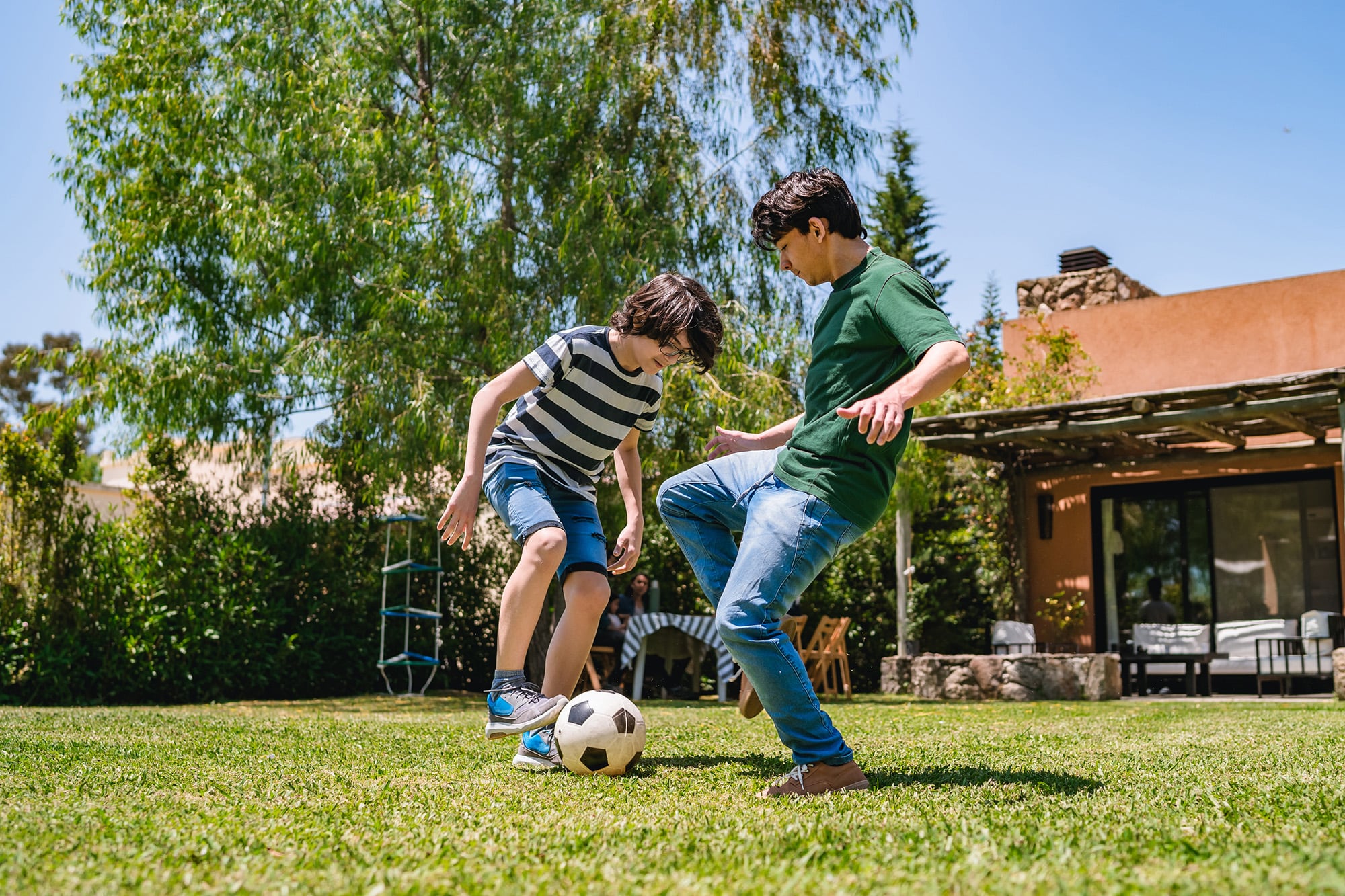 La naturaleza como entorno lúdico y deportivo, fomenta las actividades con otros y no a solas con la computadora. Además, favorece el desarrollo multisensorial.