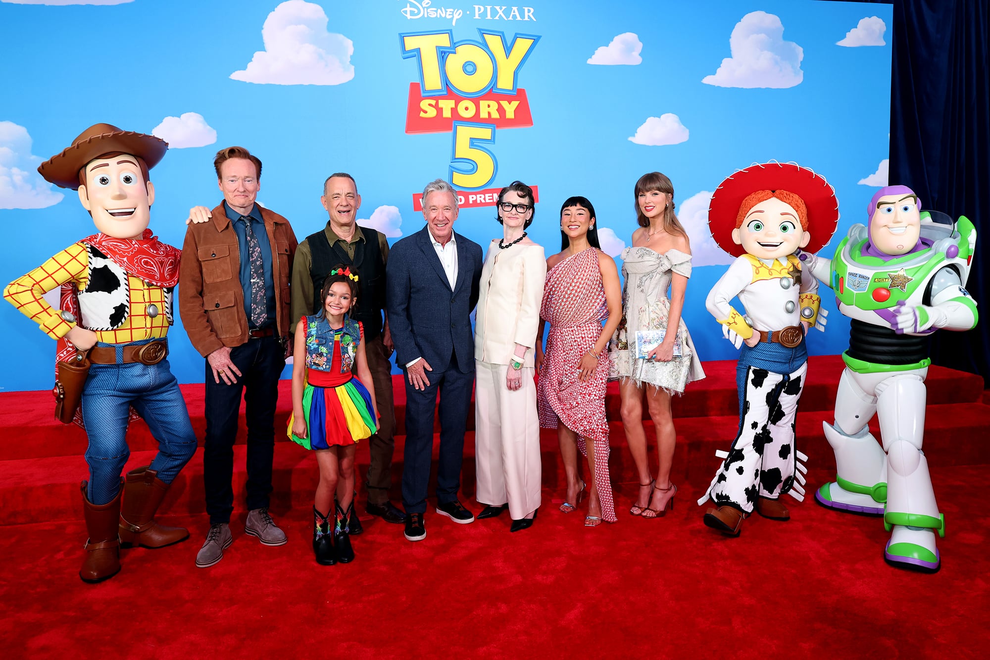 Taylor Swift sorprendió a todos con una interpretación en vivo de la canción que escribió para Toy Story 5 6 Conan O'Brien, Scarlett Spears, Tom Hanks, Tim Allen, Joan Cusack, Greta Lee y Taylor Swift durante la premiere mundial de Toy Story 5