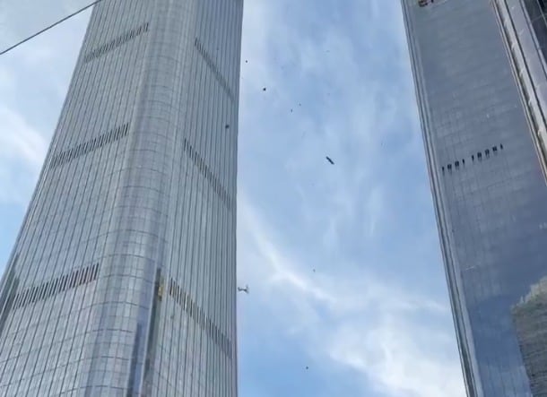 Un avión se estrelló en la torre más alta de Pekín: hermetismo y amplio operativo
