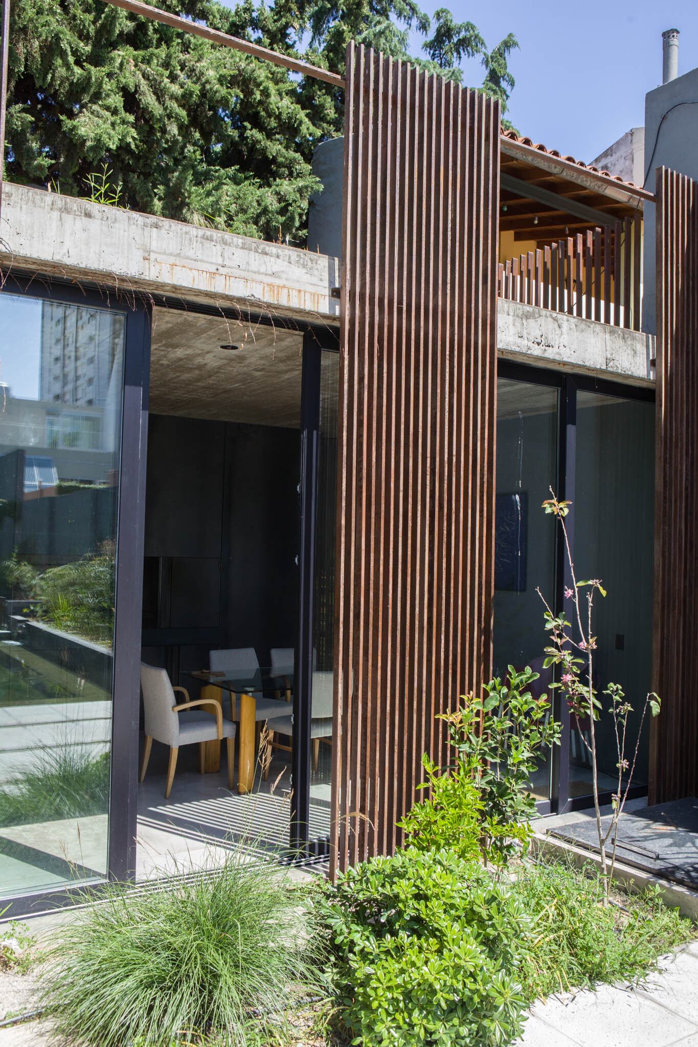 Adentro, un espacio de usos múltilples para reunirse con amigos o trabajar en calma