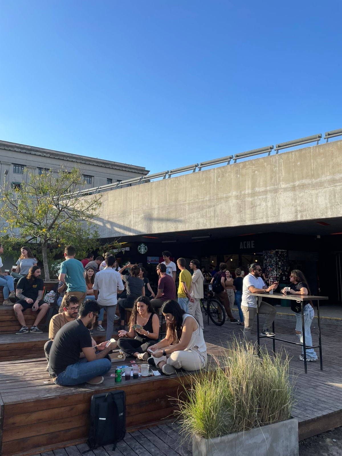 El bar al aire libre de Recoleta que encontró su identidad entre fiestas gratis y la salida de la facultad