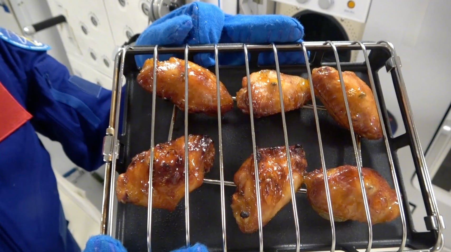 La estación espacial Tiangong estrenó un horno, construido especialmente para funcionar en el espacio, con el que cocinaron carne y pollo