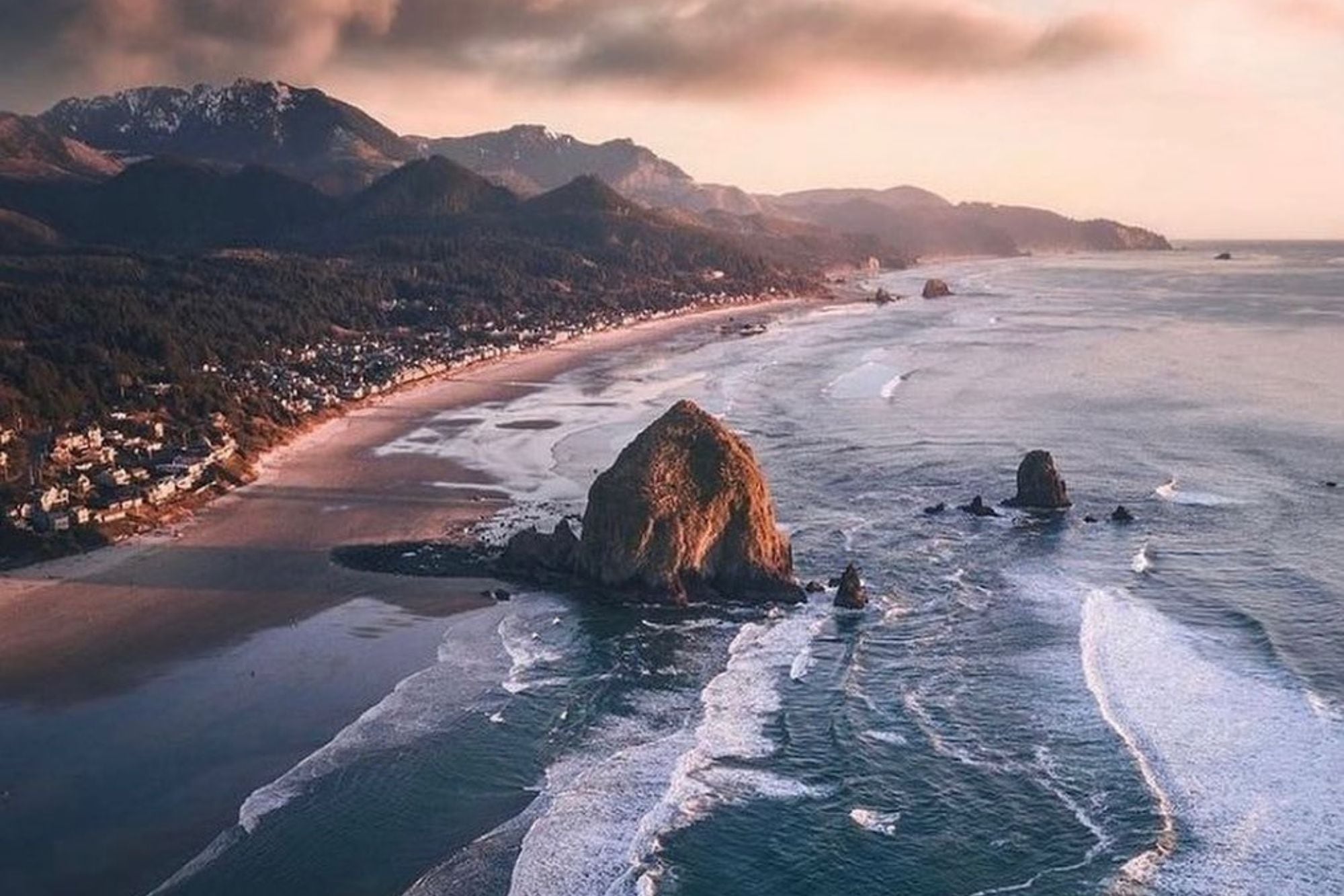 No solo en California: la costa con playas de arena blanca entre los mejores lugares para viajar en 2026