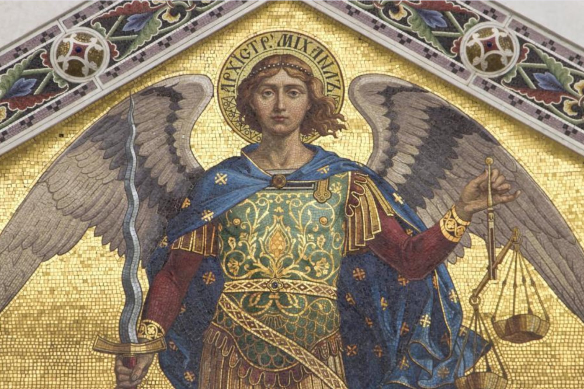 El Arcángel San Miguel es representado con una espada y una balanza