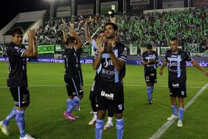 Con diez, Temperley se lo ganó a Banfield en el descuento con un gran tiro libre