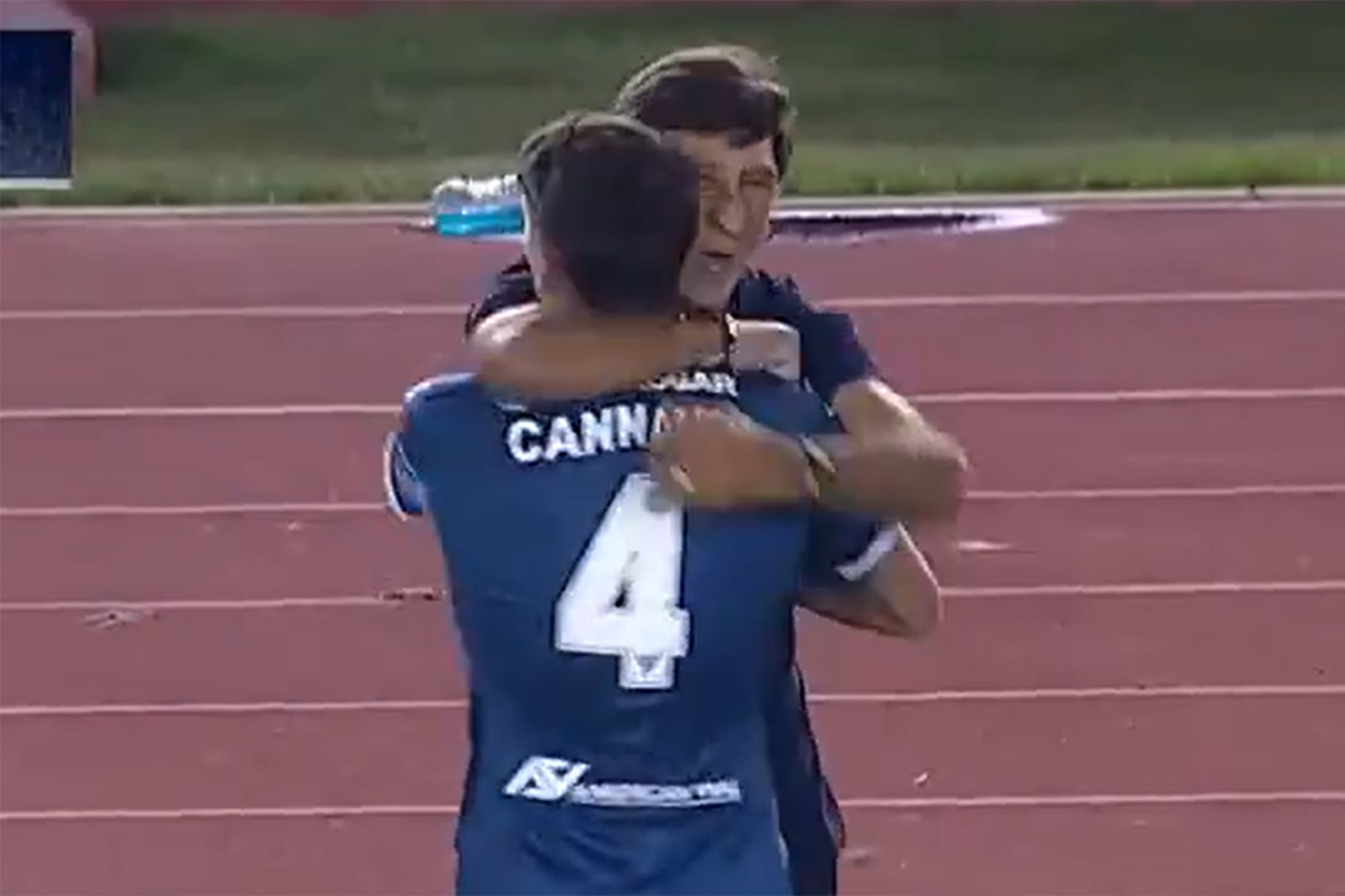Gustavo Costas se abraza con Ezequiel Cannavo; el director técnico de la Academia recobró el ánimo tras el 0-1 en el Libertadores de América.