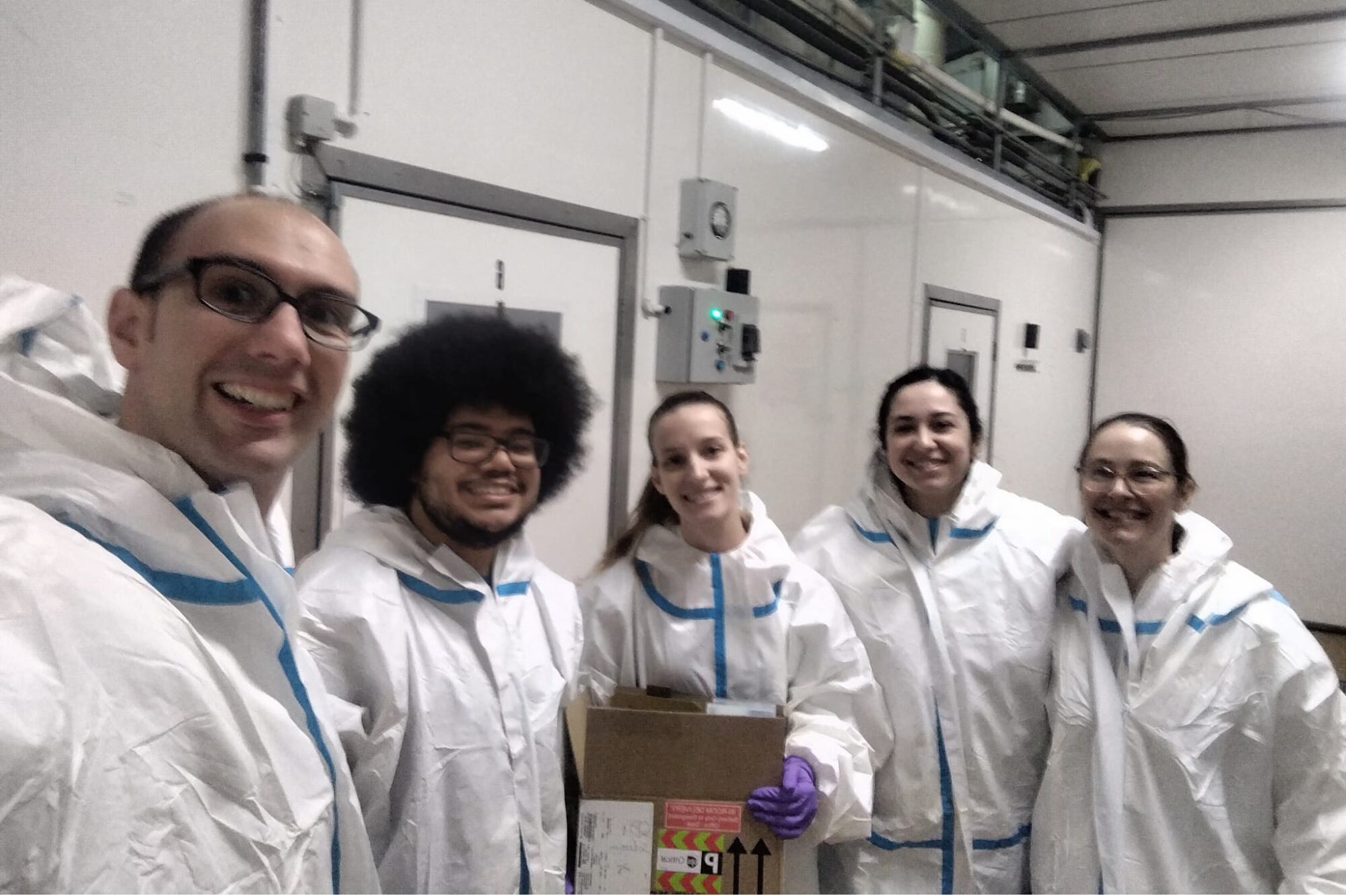 Pepe, con algunos de los compañeros del equipo de investigación, a punto de empezar un ensayo vacunal en pollos: