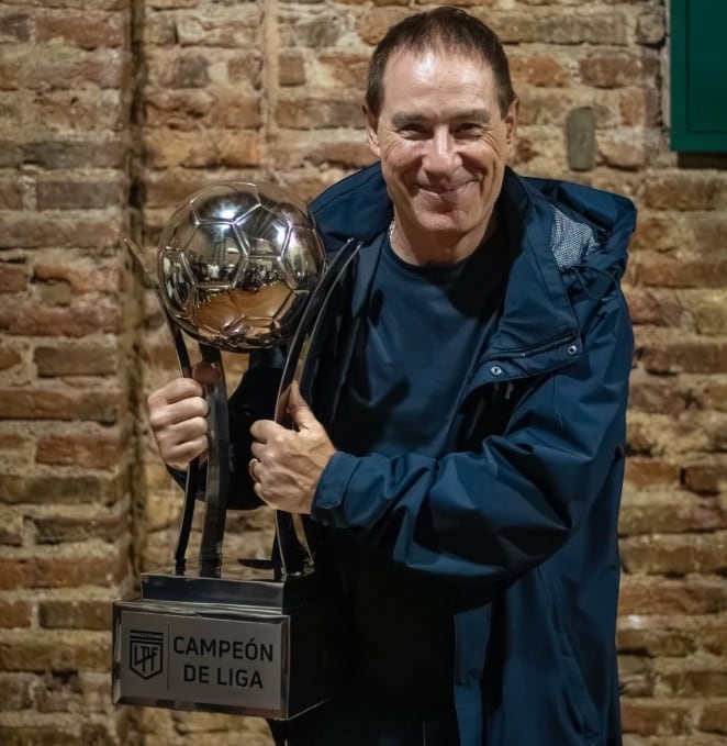 Ariel Holan dejó de ser el entrenador de Rosario Central