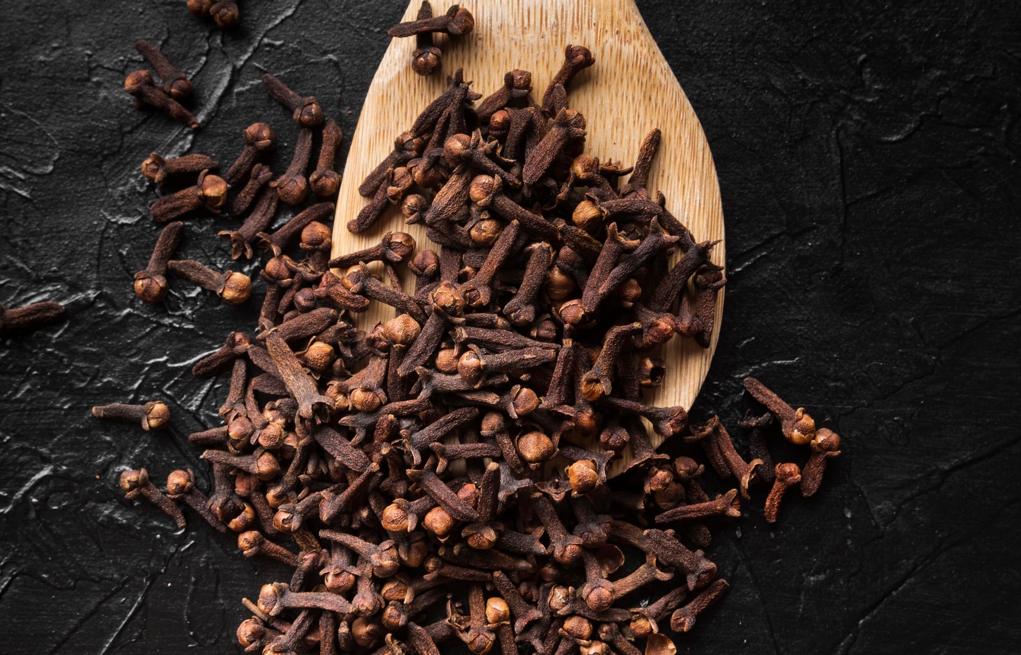El clavo de olor se utiliza en cosmética, medicina, gastronomía y agricultura gracias a su abundancia de componentes bioactivos