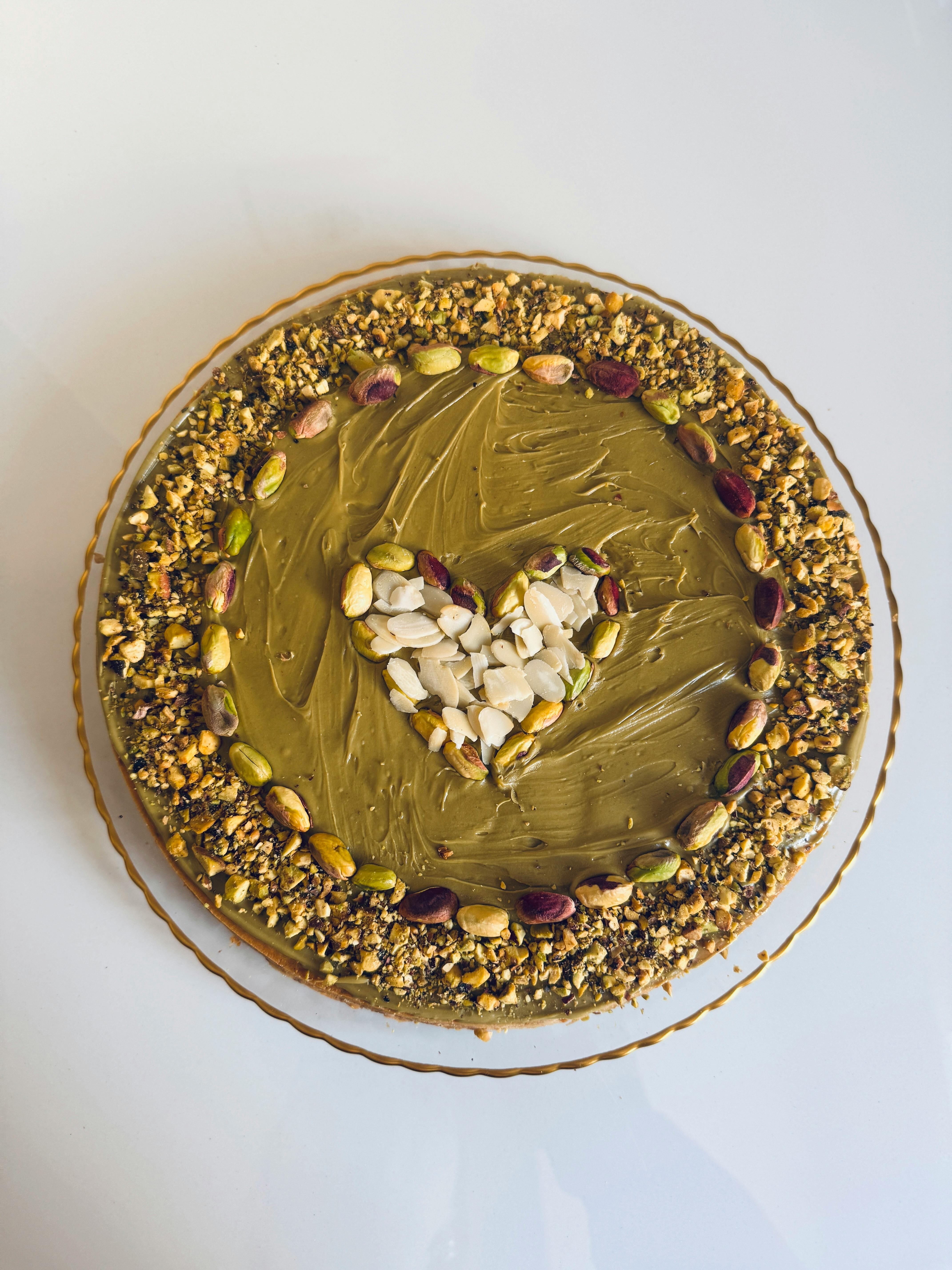 La tarta con crema de pistacho y base de galletitas es una buena opción para que compartas en una reunión familiar o con amigos