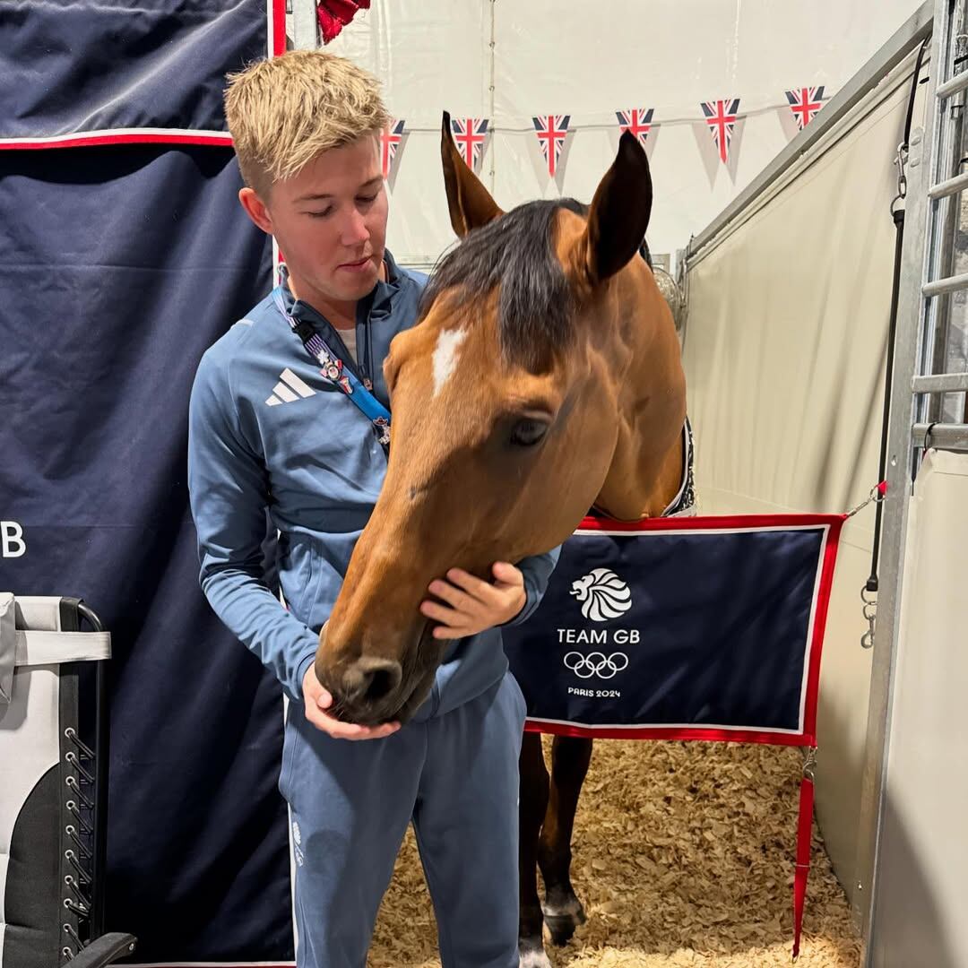 Harry con su caballo llamado Romeo, con quien ganó la medalla de oro en París (Foto: Instagram @harrycharles_1)