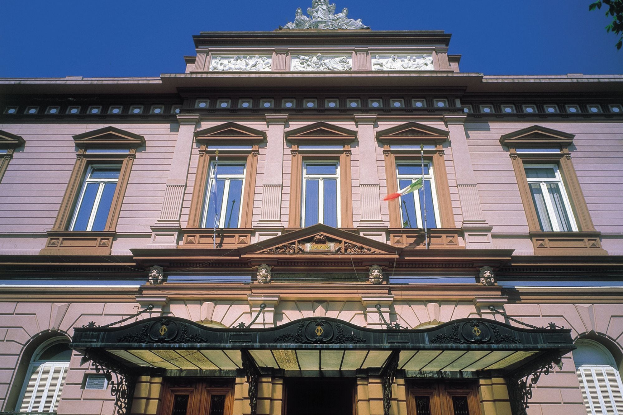 La fachada del edificio de la calle Gascón del Hospital Italiano de Buenos Aires
