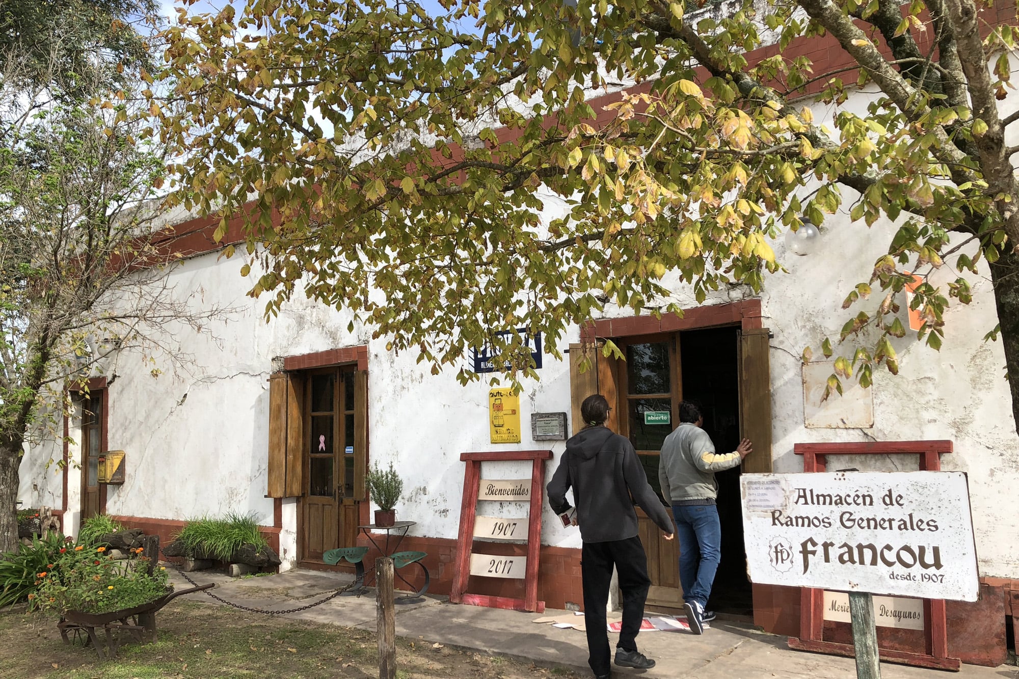 Almacén Francou funciona como punto de reunión y se convoca a sus parroquianos desde Colón y más lejos para comer unas empanadas y comprar vino patero