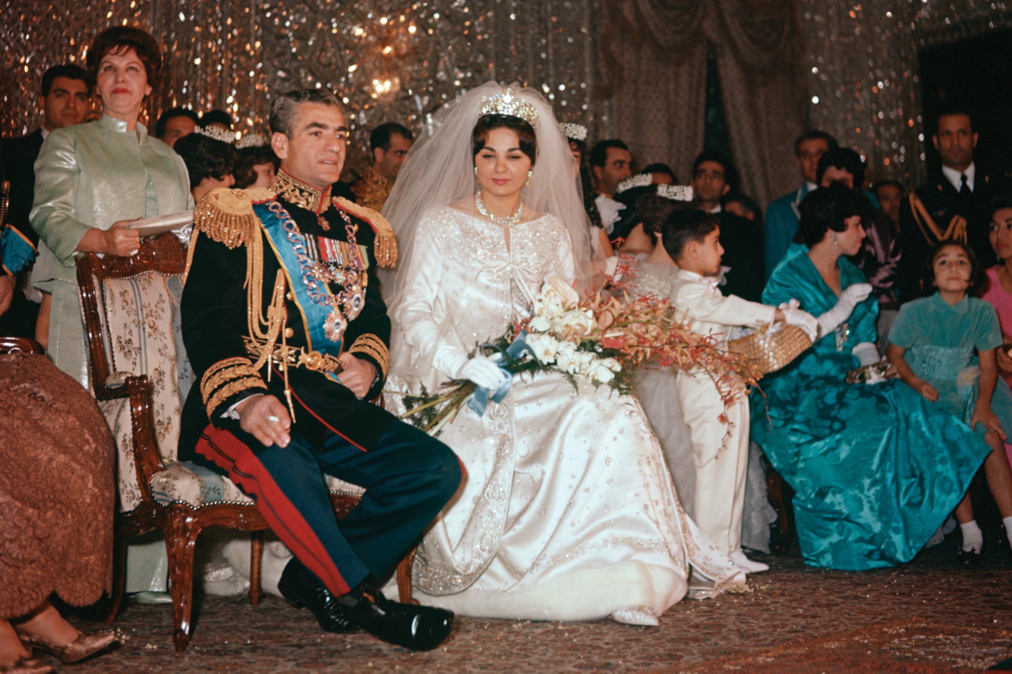 El día de su boda, celebrada el 21 de diciembre de 1959. Farah llevó una creación de Yves Saint Laurent para Dior, que acompañó con la tiara de diamantes Noor-ul-Ain