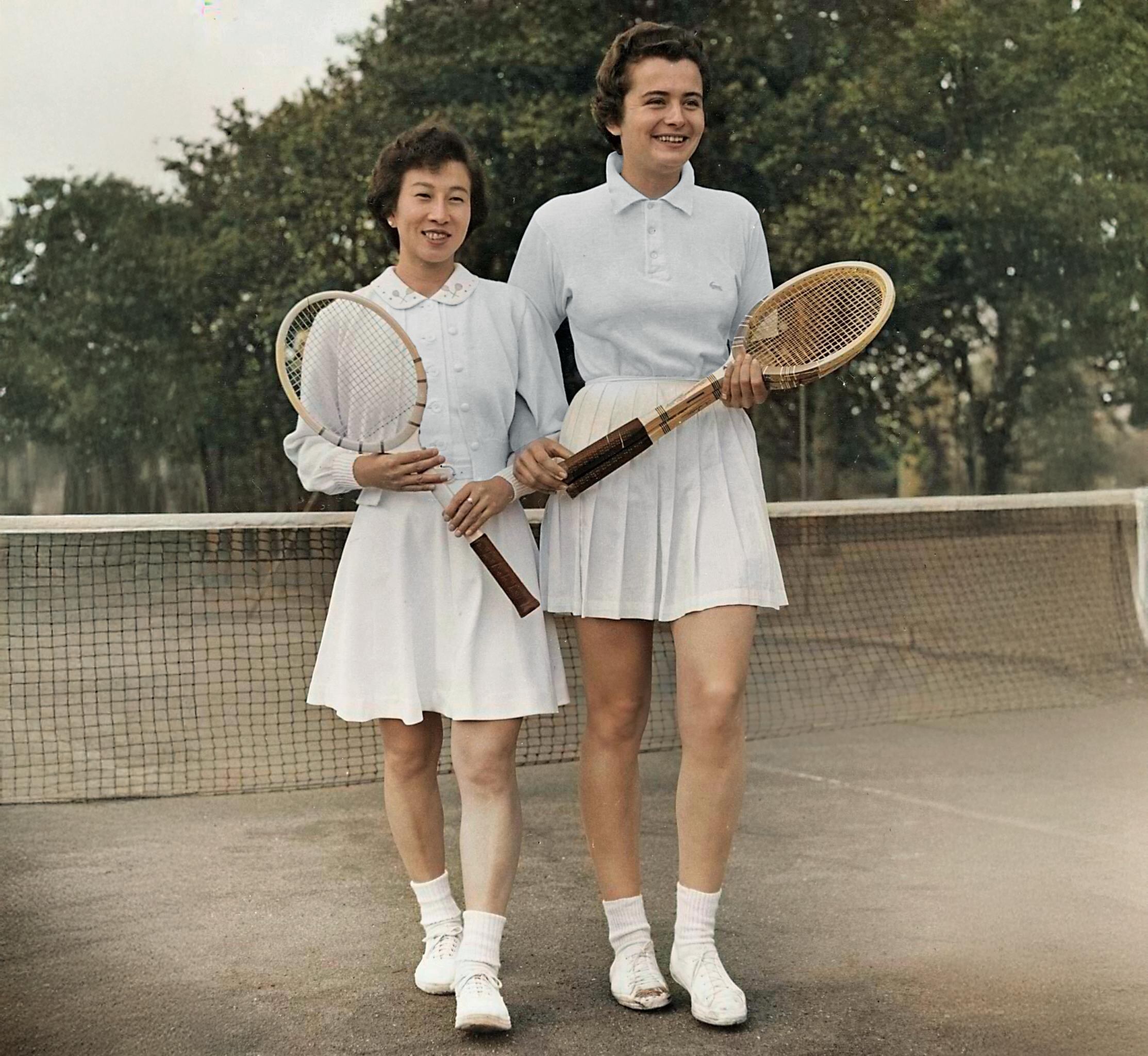Annie Soisbault en sus tiempos en el tenis junto a su compañera de dobles japonesa, Sachiko Kamo, en Wimbledon en 1954 (foto: edición N°66 - “The Ferrari Magazine”)