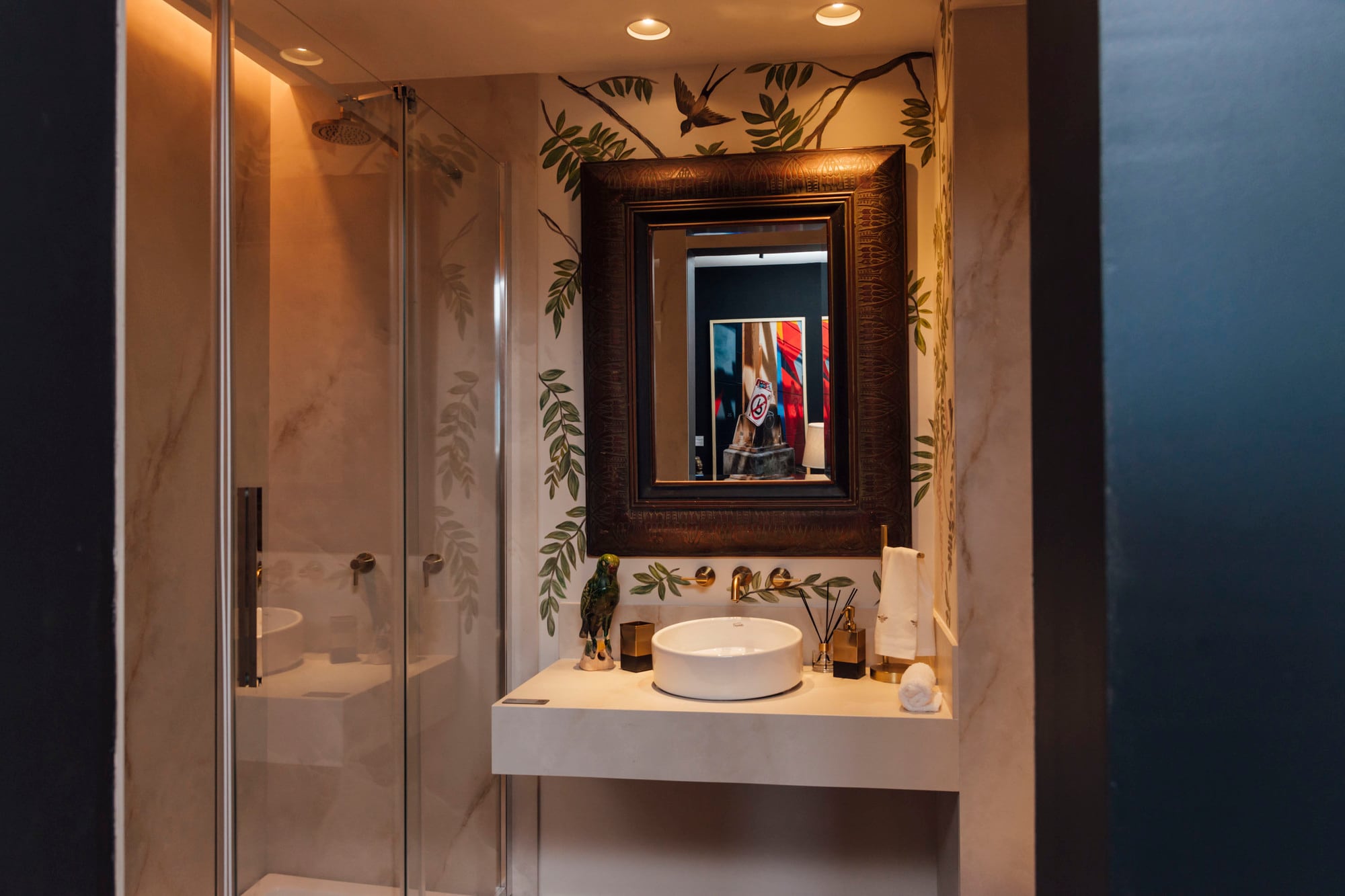 Mesada de Prima 'Onyx White' (De Stefano). Bacha 'Tori Cilíndrica' (Ferrum).