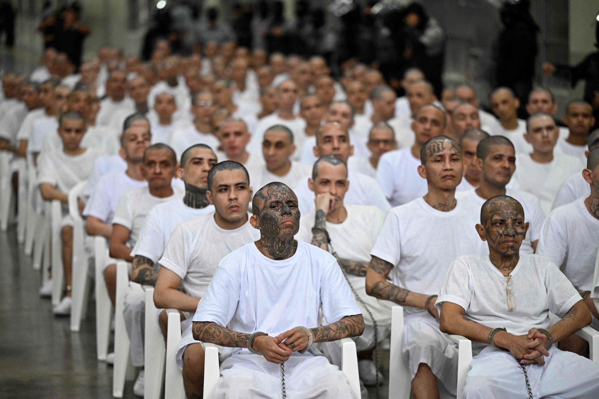 Presuntos miembros de la pandilla Mara Salvatrucha (MS-13) asisten a una audiencia judicial a distancia mediante videoconferencia en el Centro de Confinamiento del Terrorismo (CECOT), en Tecoluca, El Salvador, el 23 de abril de 2026
