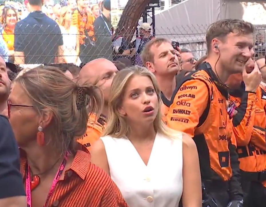 Corceiro rodeada de los ingenieros de McLaren (Foto: Captura F1 Tv)