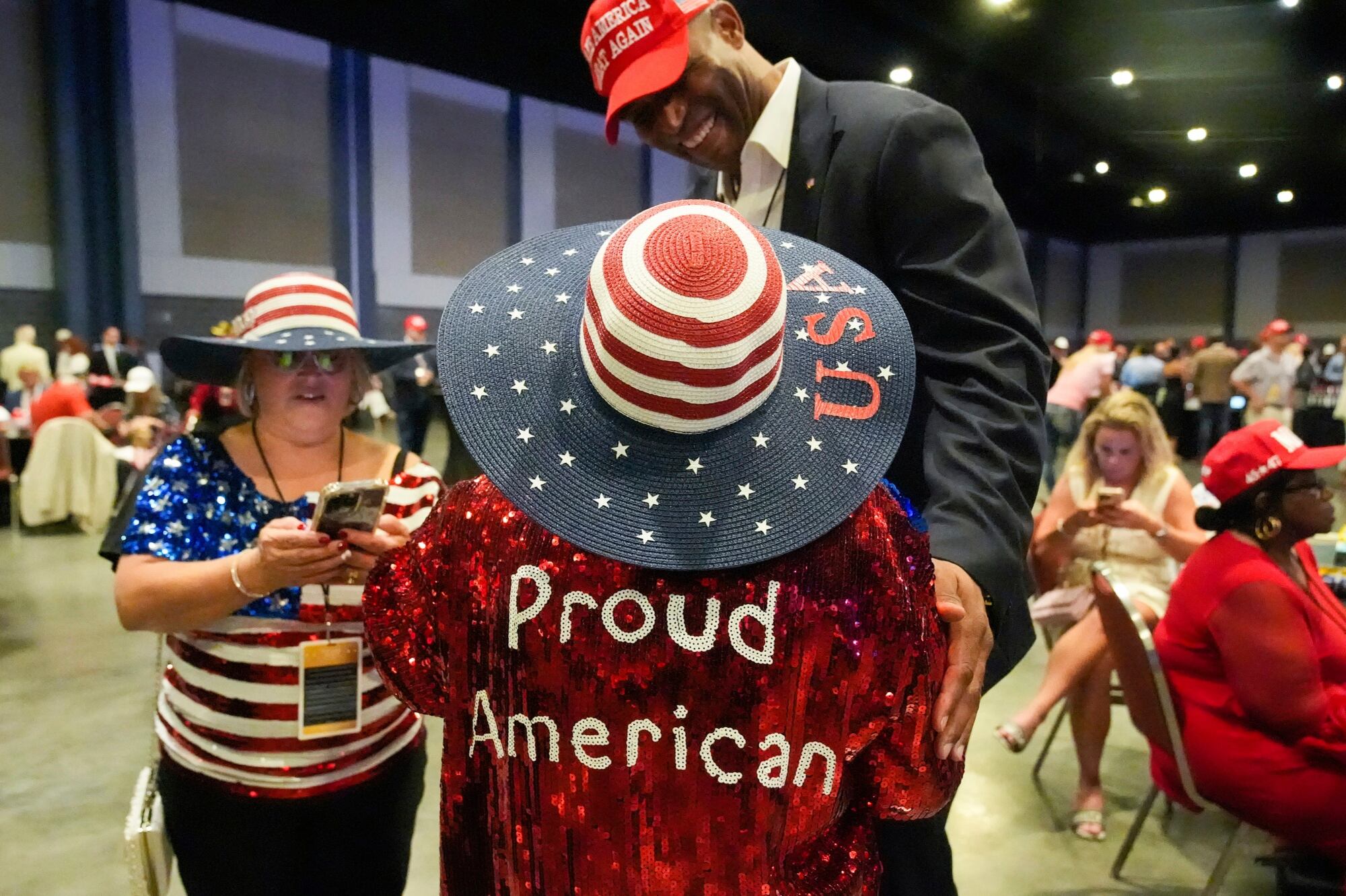 Partidarios esperan en una fiesta de observación de la campaña electoral del candidato presidencial republicano, el expresidente Donald Trump, el martes 5 de noviembre de 2024, en West Palm Beach