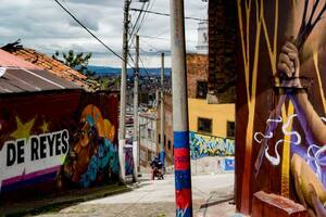 De pandilleros a guías: cómo el turismo cambió un barrio de Bogotá