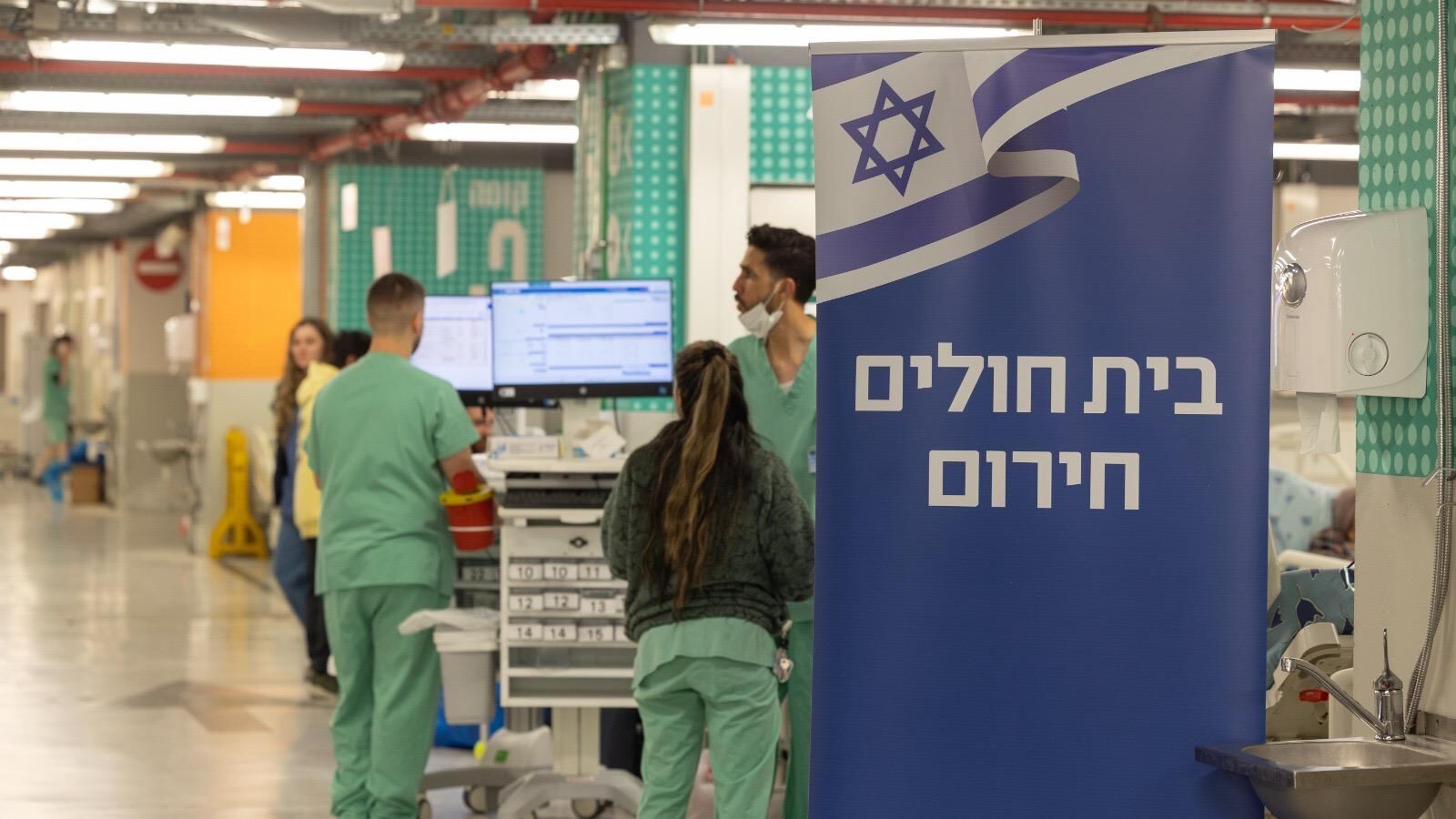 Médicos y enfermeros monitorean pacientes en uno de los niveles bajo tierra del Ichilov, donde el centro de salud reorganizó su funcionamiento tras los ataques iraníes sobre Israel