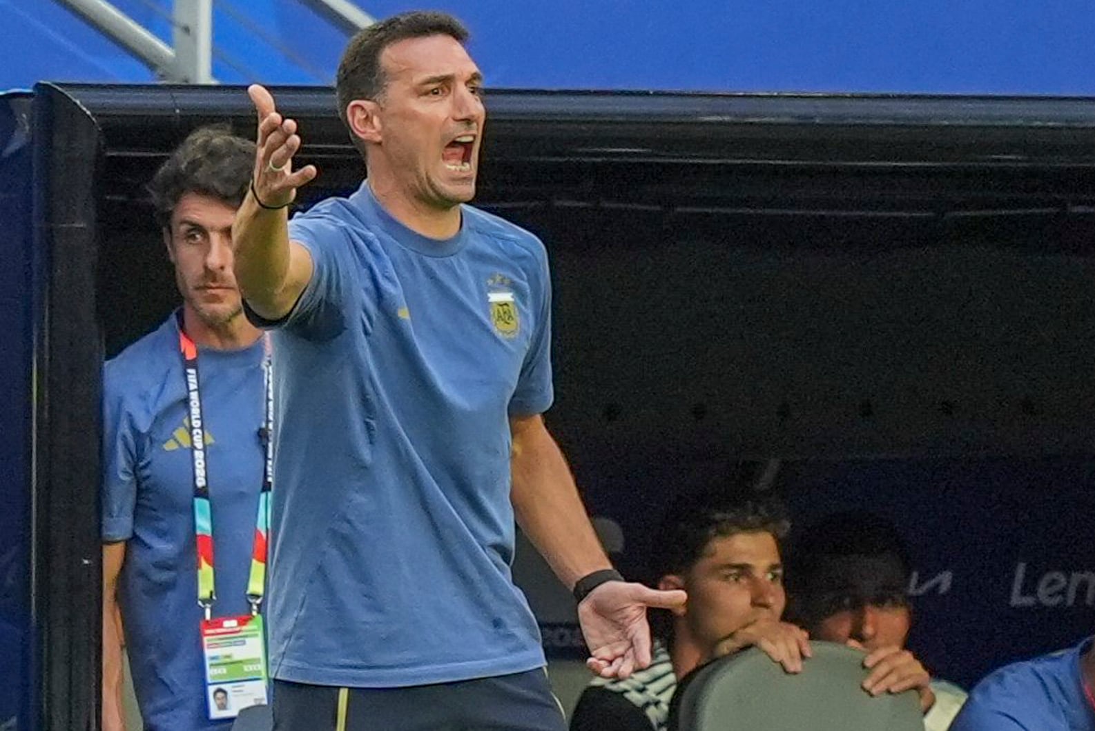 Scaloni y Pablo Aimar, como el resto de la delegación nacional, no la pasaron bien en el Miami Stadium, donde Argentina debió jugar 120 minutos para deshacerse de Cabo Verde.