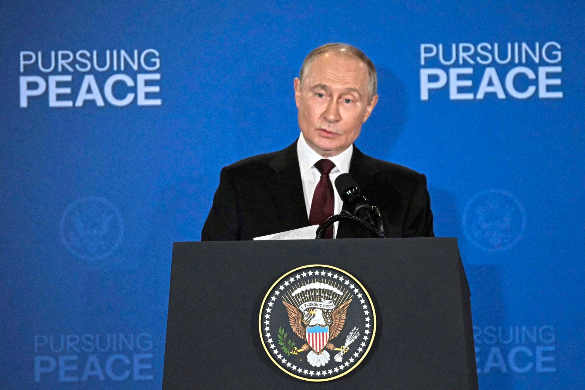 El presidente ruso, Vladimir Putin, habla durante una conferencia de prensa conjunta con el presidente estadounidense, Donald Trump, tras participar en una cumbre entre Estados Unidos y Rusia sobre Ucrania en la Base Conjunta Elmendorf-Richardson en Anchorage, Alaska