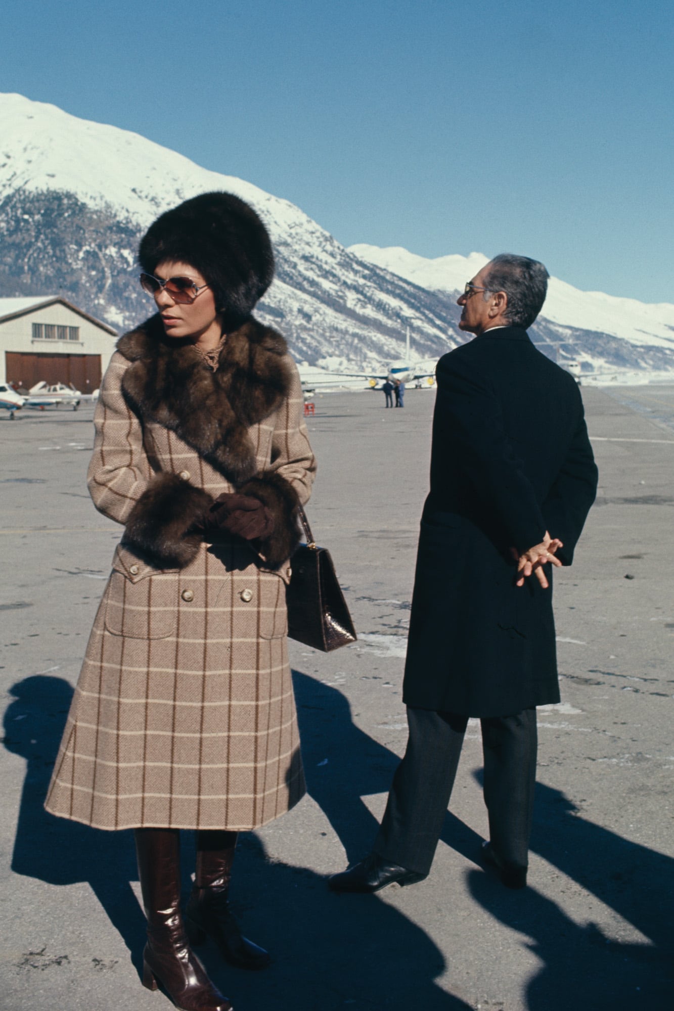 Farah Diba fue una mujer caracterizada siempre por su elegancia; aquí, espera junto a su marido la llegada del presidente francés Valery Giscard d'Estaing, el 17 de febrero de 1975 en Saint-Moritz, Suiza (Photo by James Andanson/Sygma via Getty Images)
