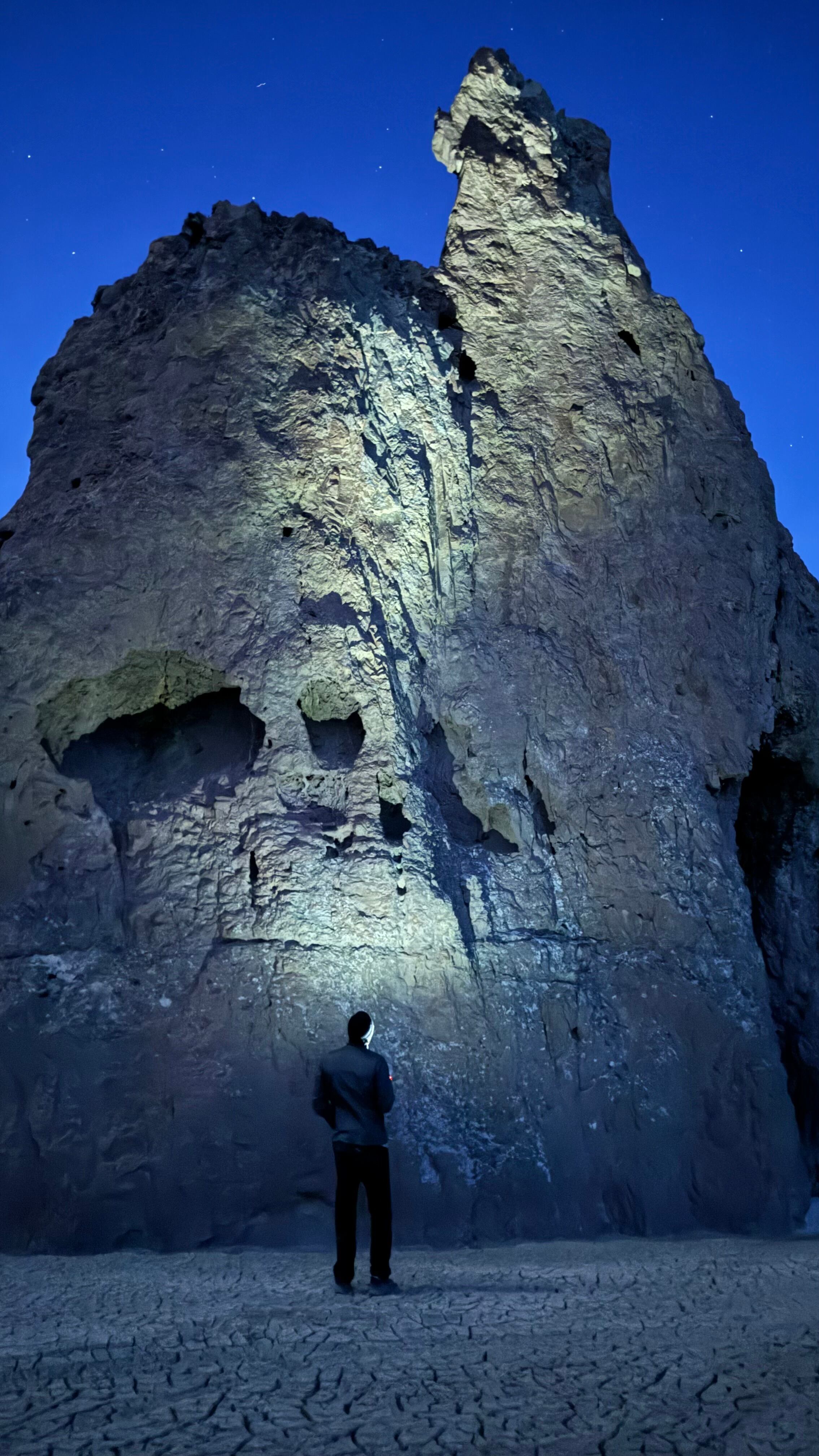 Una cueva particular con pinturas rupestres que dejaron los antiguos pobladores hace más de 4500 años