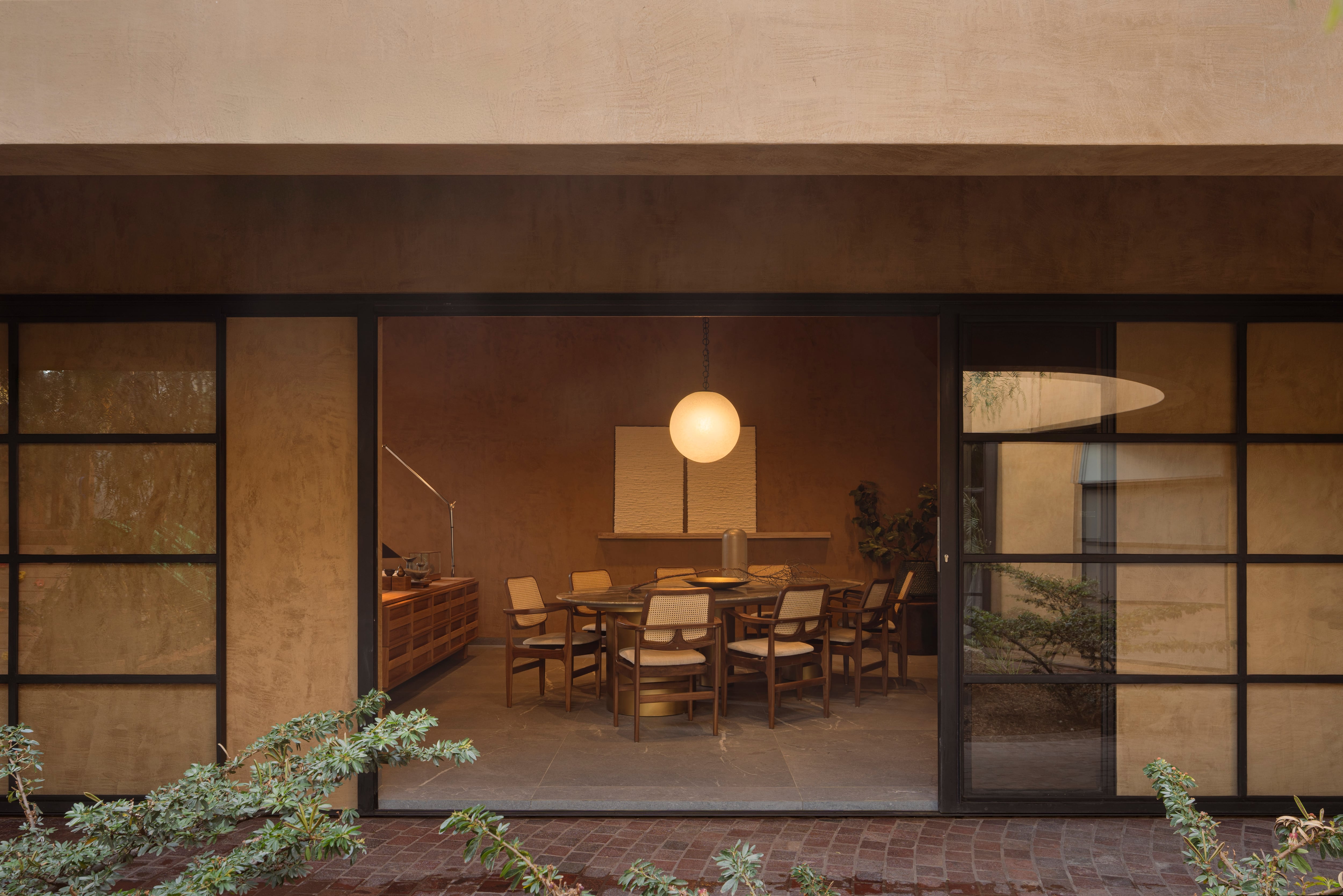 La relación con el entorno es constante: la luz, el aire y la vegetación atraviesan la arquitectura, haciendo del paisaje parte esencial del habitar. Cuadro de la artista mexicana Fernanda Mereles.