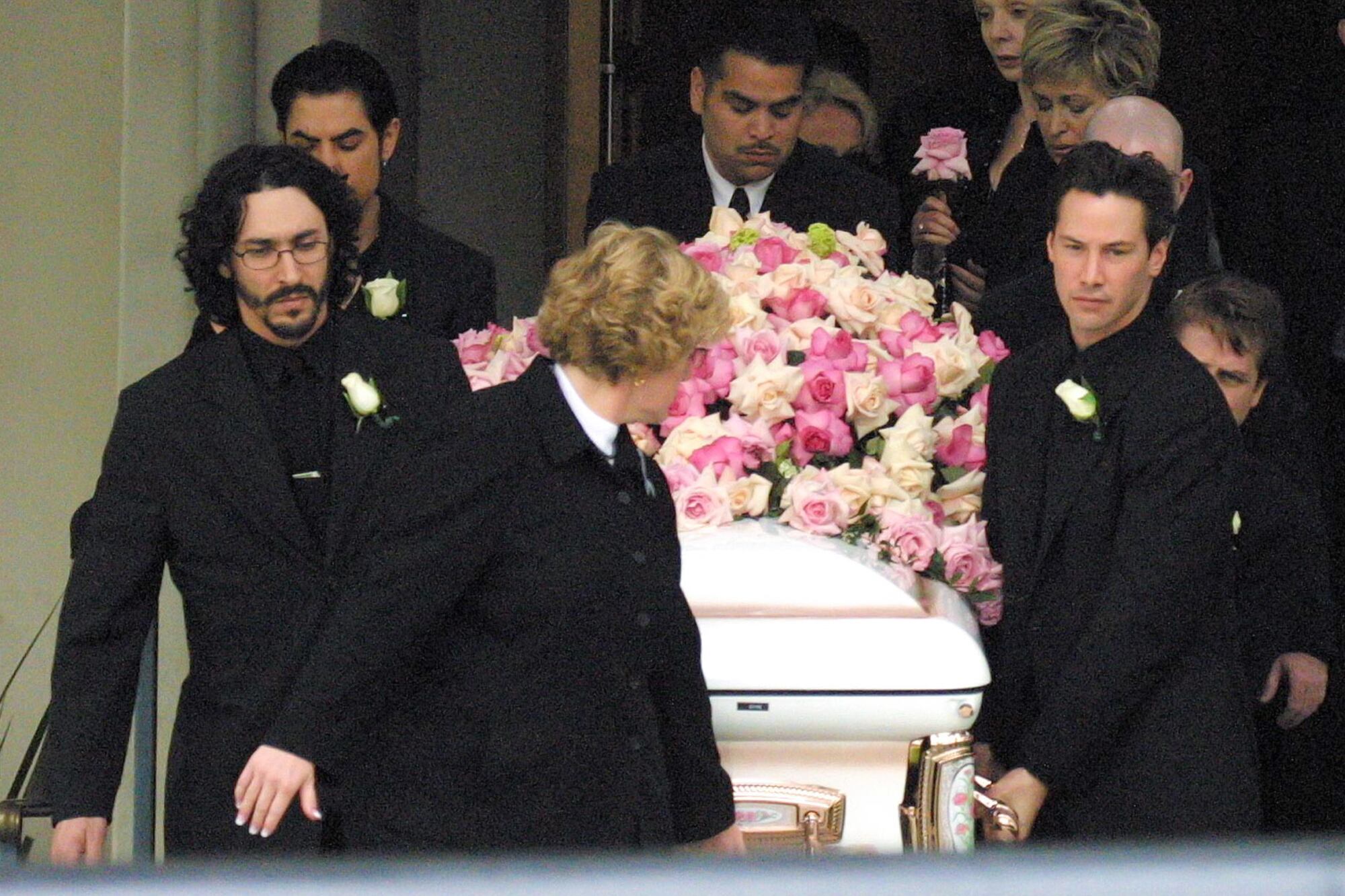 Jennifer Syme murió en un accidente de tránsito en 2001;  Keanu Reeves asistió al funeral y ayudó a llevar el féretro