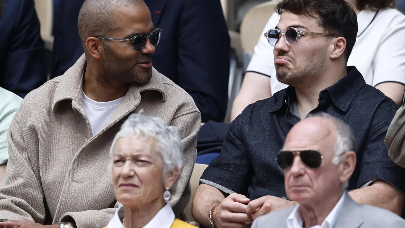 Dustin Parker y Antoine Dupont charlaron en medio de la final de Roland Garros
