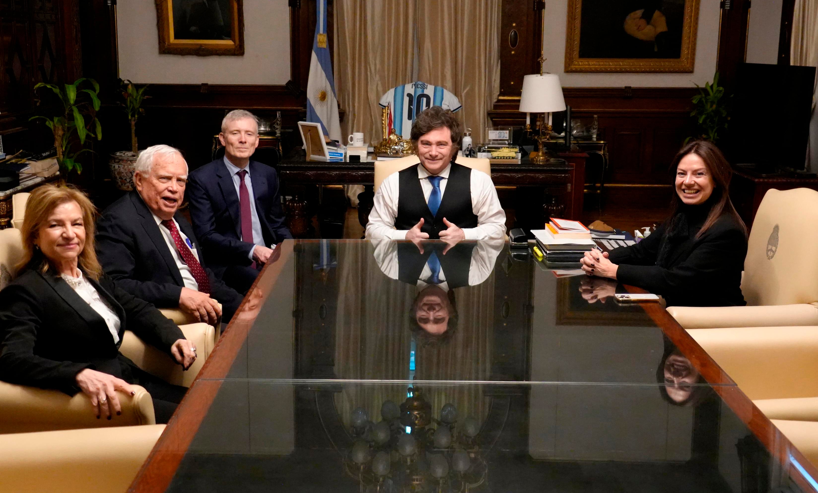 El presidente Javier Milei, junto a la ministra de Capital Humano, Sandra Pettovello, se reunió en Casa Rosada con el premio Nobel de Economía James Heckman y con la rectora de UCEMA, Carola Pessino