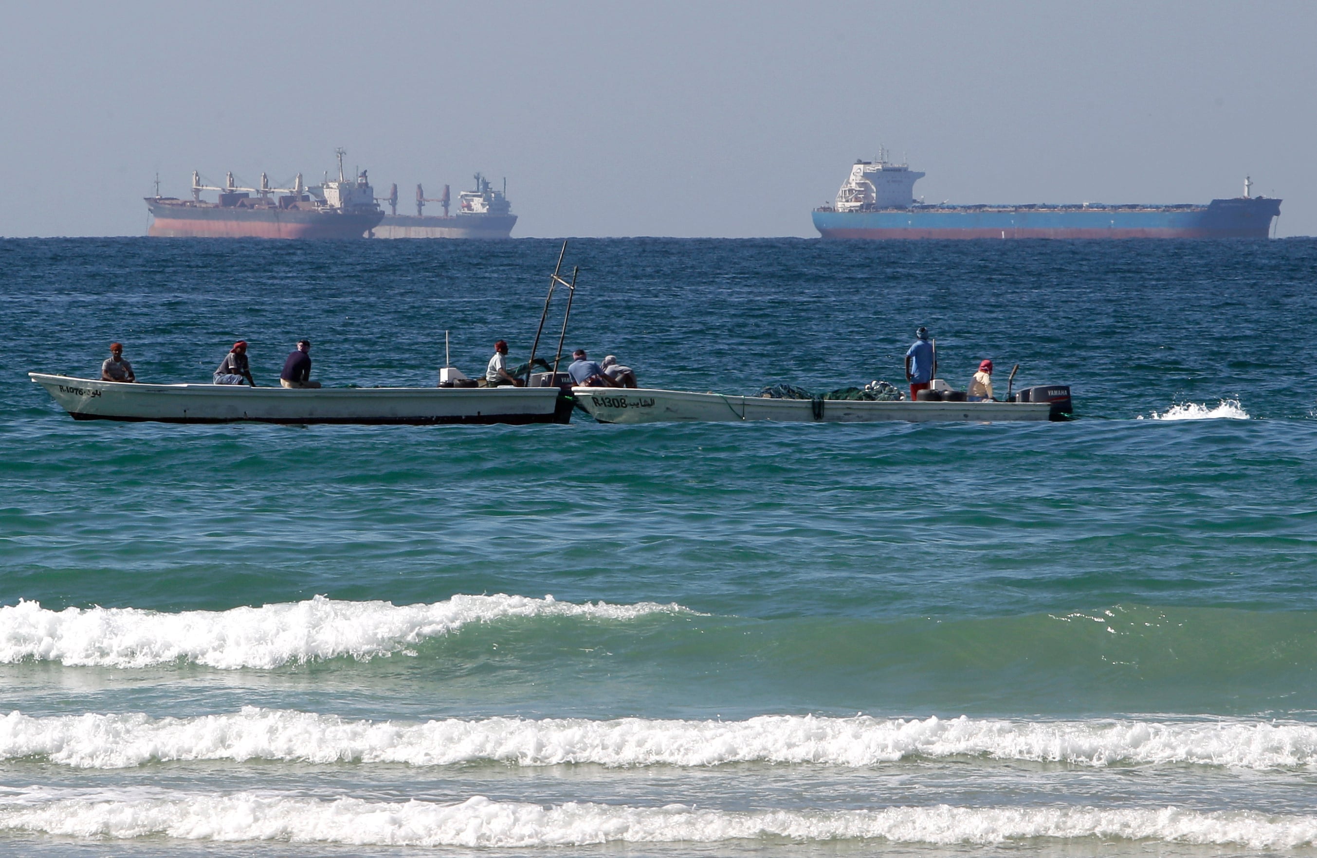 Pescadores trabajan ante un petrolero en el sur del estrecho de Ormuz el 19 de enero de 2012, ante la costa de la localidad de Ras Al Khaimah en Emiratos Árabes Unidos