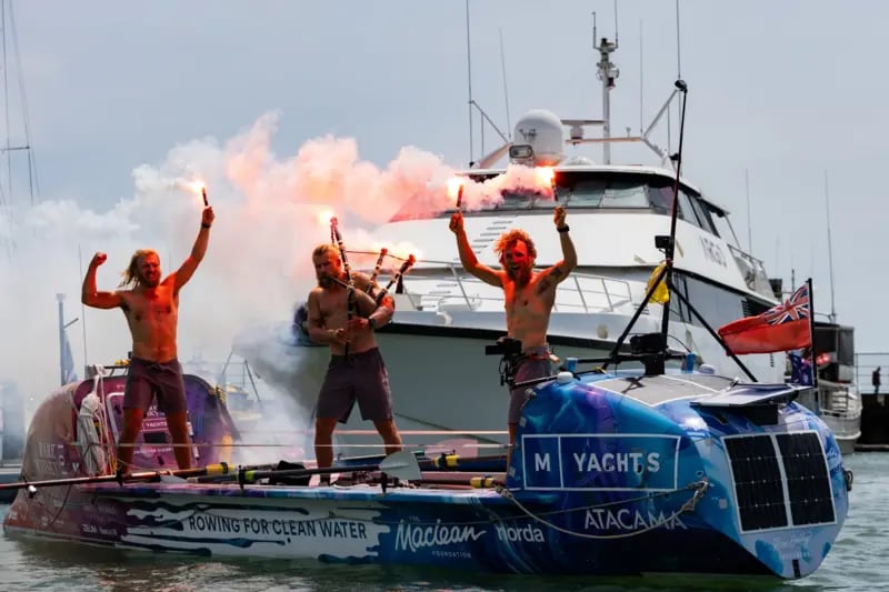 La increíble historia de los tres hermanos que lograron la hazaña de remar 15.000 km desde Perú a Australia