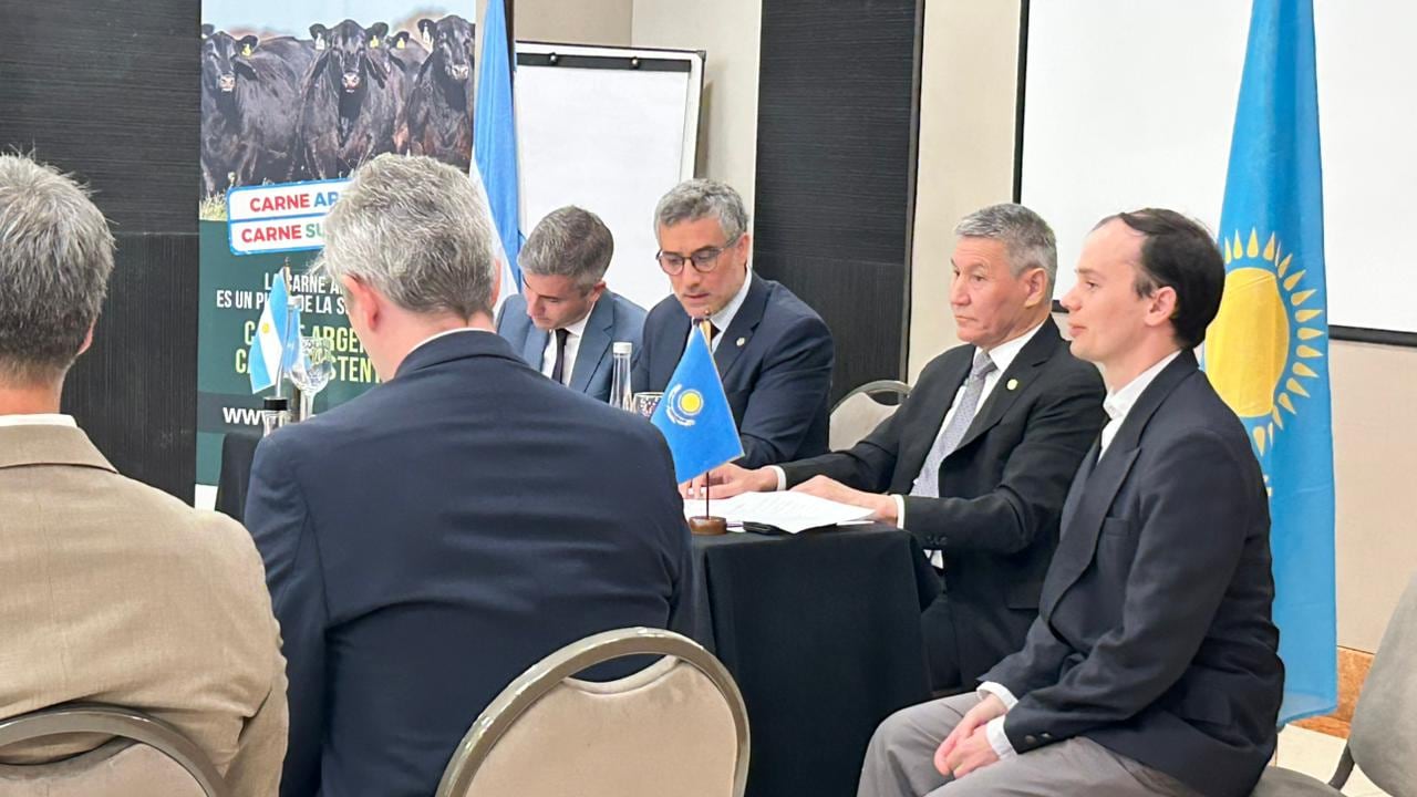 El subsecretario de Mercados Agroalimentarios e Inserción Internacional Agustín Tejeda Rodríguez; el cónsul honorario y presidente de la Cámara Kazaja Argentina, Santiago Deluca, y el viceministro de Agricultura de Kazajistán, Amangaliy Berdalin