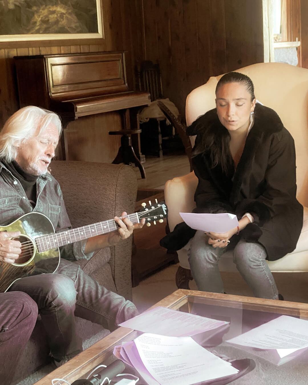 Tapia tuvo la oportunidad de cantar junto a Nito Mestre; el músico le recomendó que estudiara piano y ella siguió su consejo (Foto: Instagram @claratapiaaa)