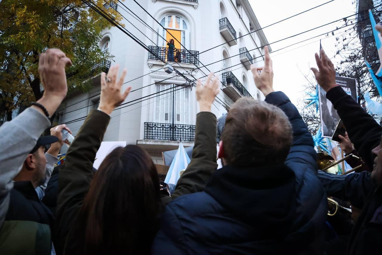 La esquina de San José 1111 tendrá mayor presencia de militantes