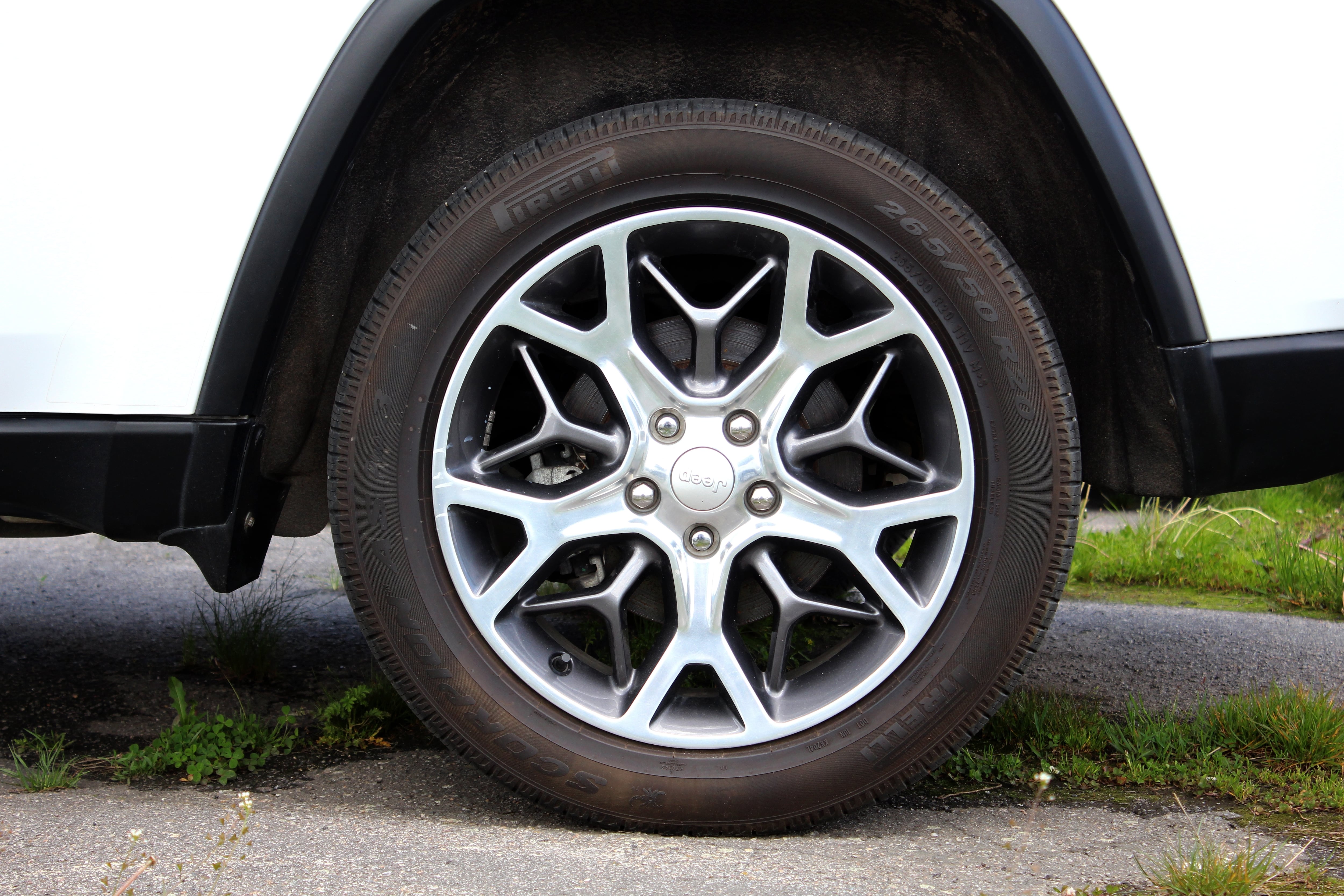 En los neumáticos se analiza el dibujo y el estado de las llantas