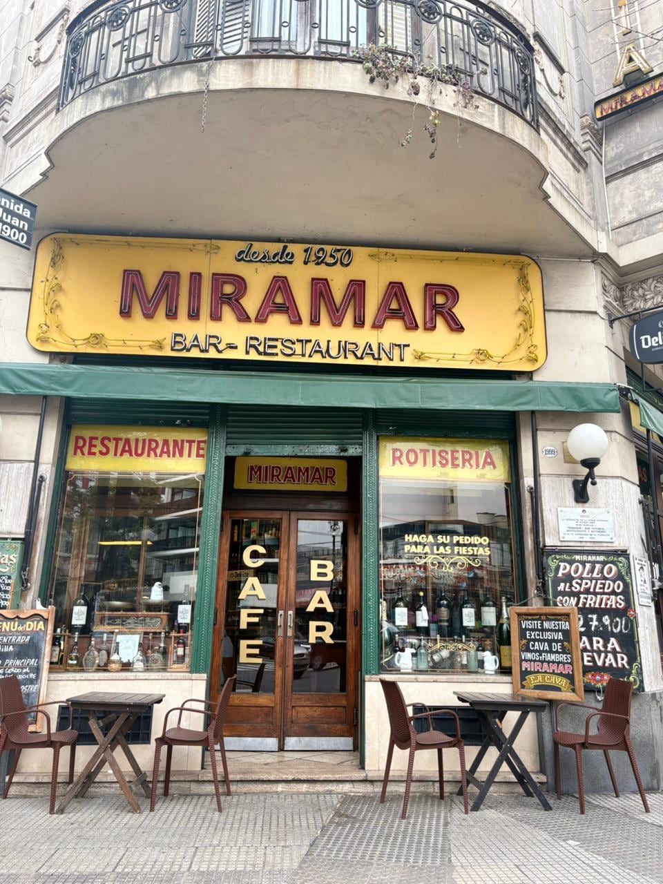 Desde 1950, la Rotisería Miramar se levanta en la esquina de la Avenida San Juan y Sarandí, en San Cristóbal