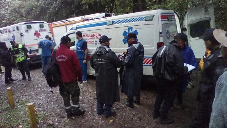 Las ambulancias que se hicieron presentes para atender a los rescatados