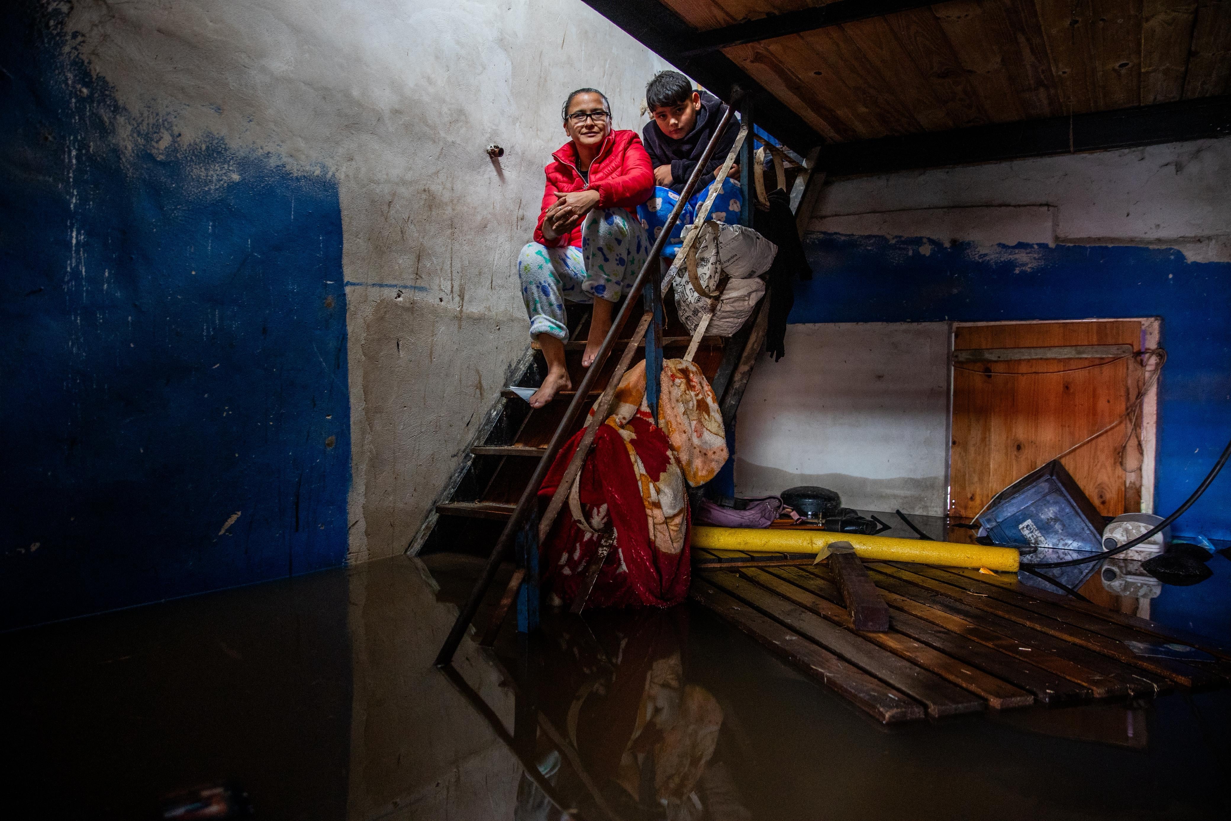 Una de las familias afectada por las inundaciones en el barrio San Cayetano en el límite entre Zárate y Campana en 2025