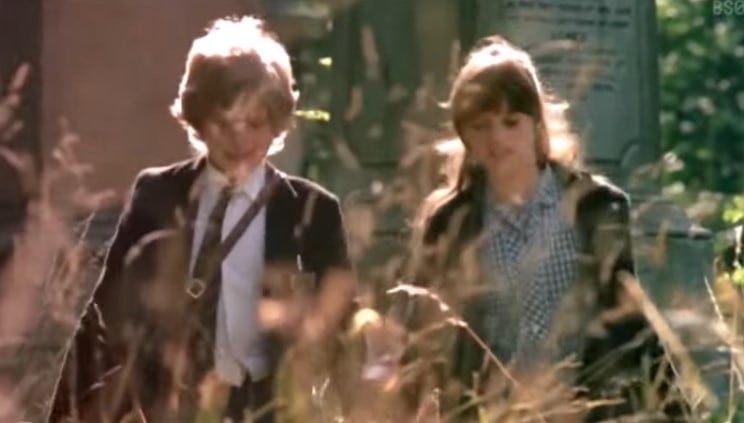 El film explora la inocencia del primer amor preadolescente